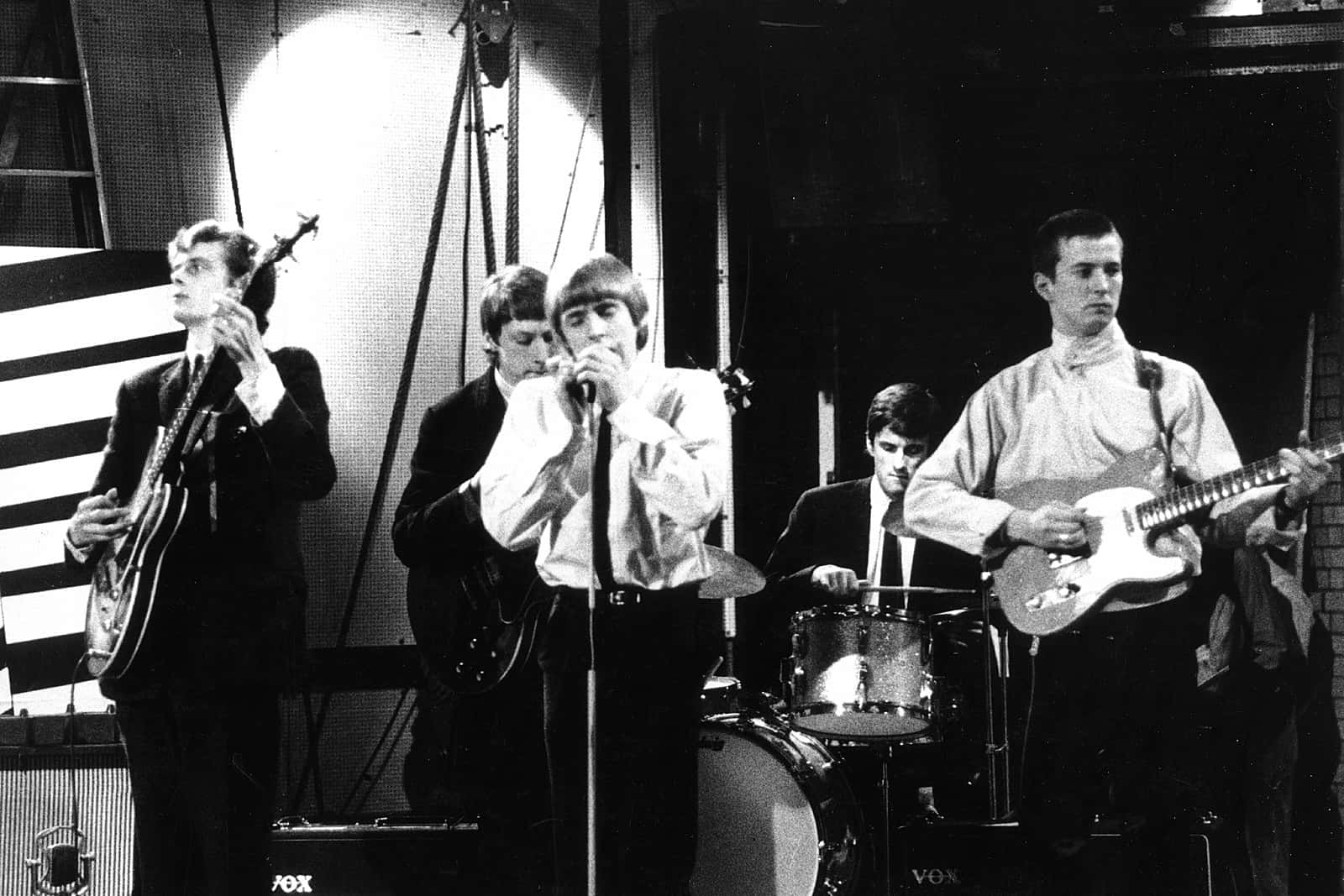 Black And White Yardbirds Performing Background