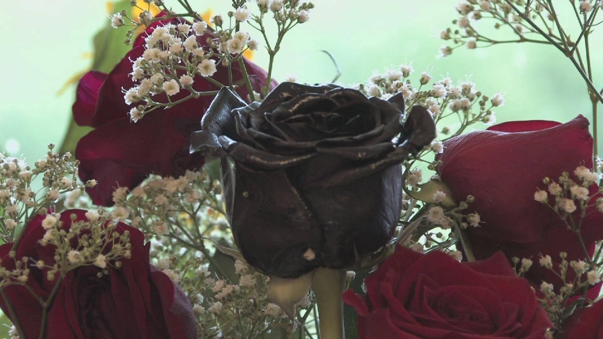 花束背景上的黑玫瑰