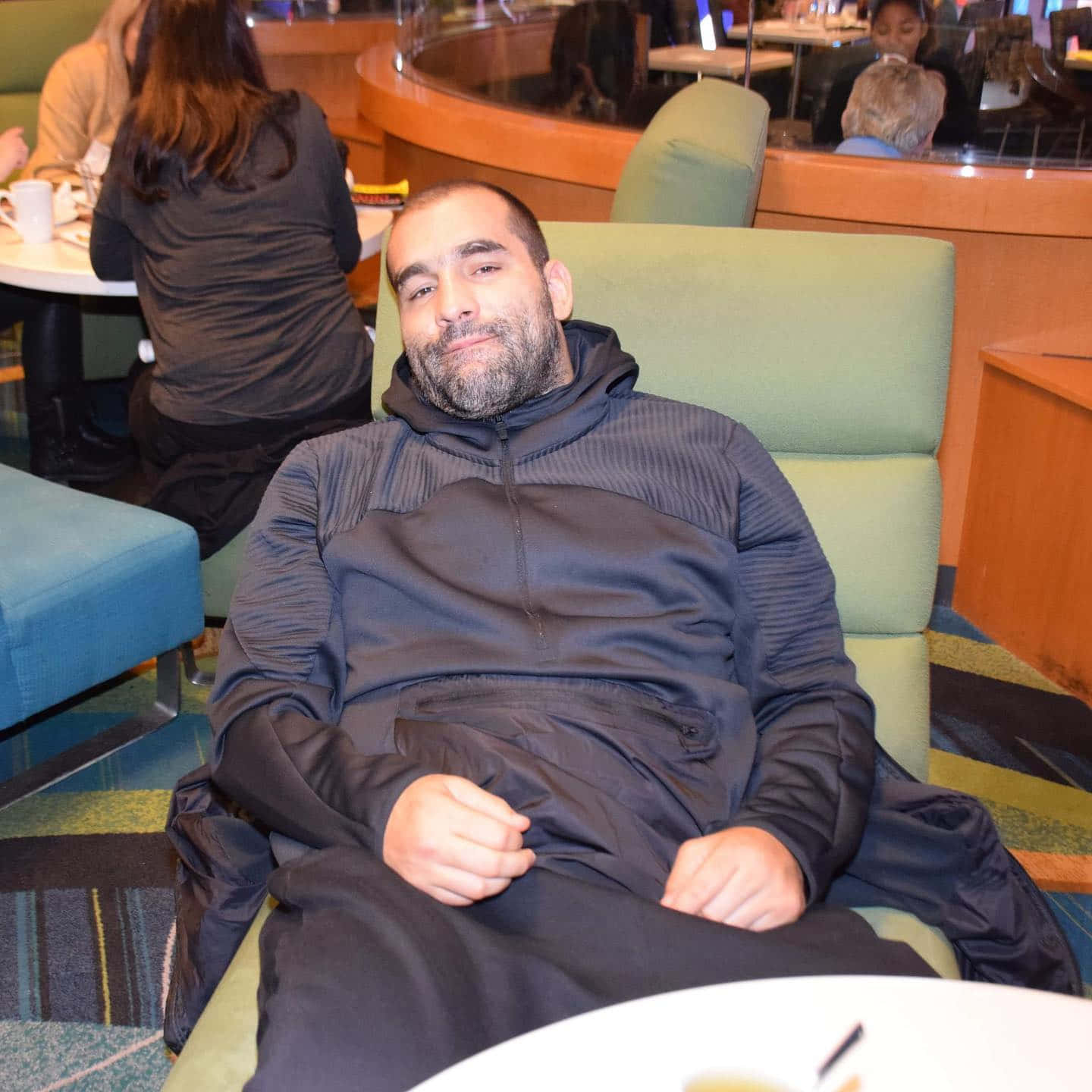 Blagoy Ivanov Relaxing At Hotel Background