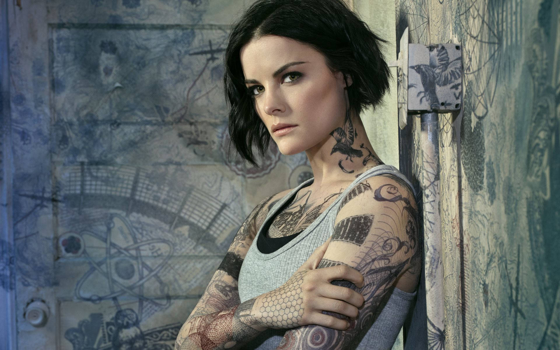 Blindspot Jamie Alexander With Her Body Clues Of Tattoos Background