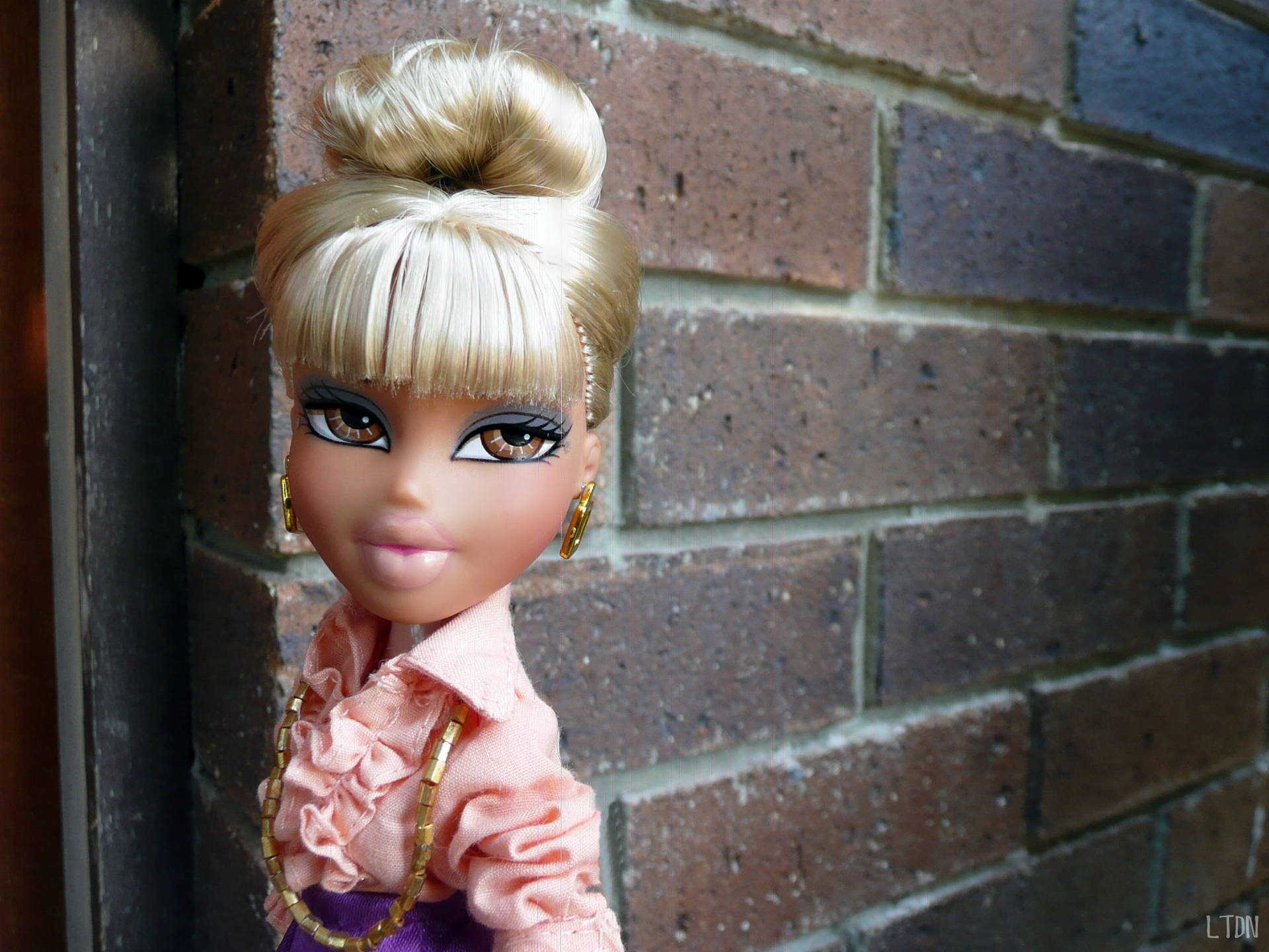 Blonde Bratz Aesthetic Doll Background