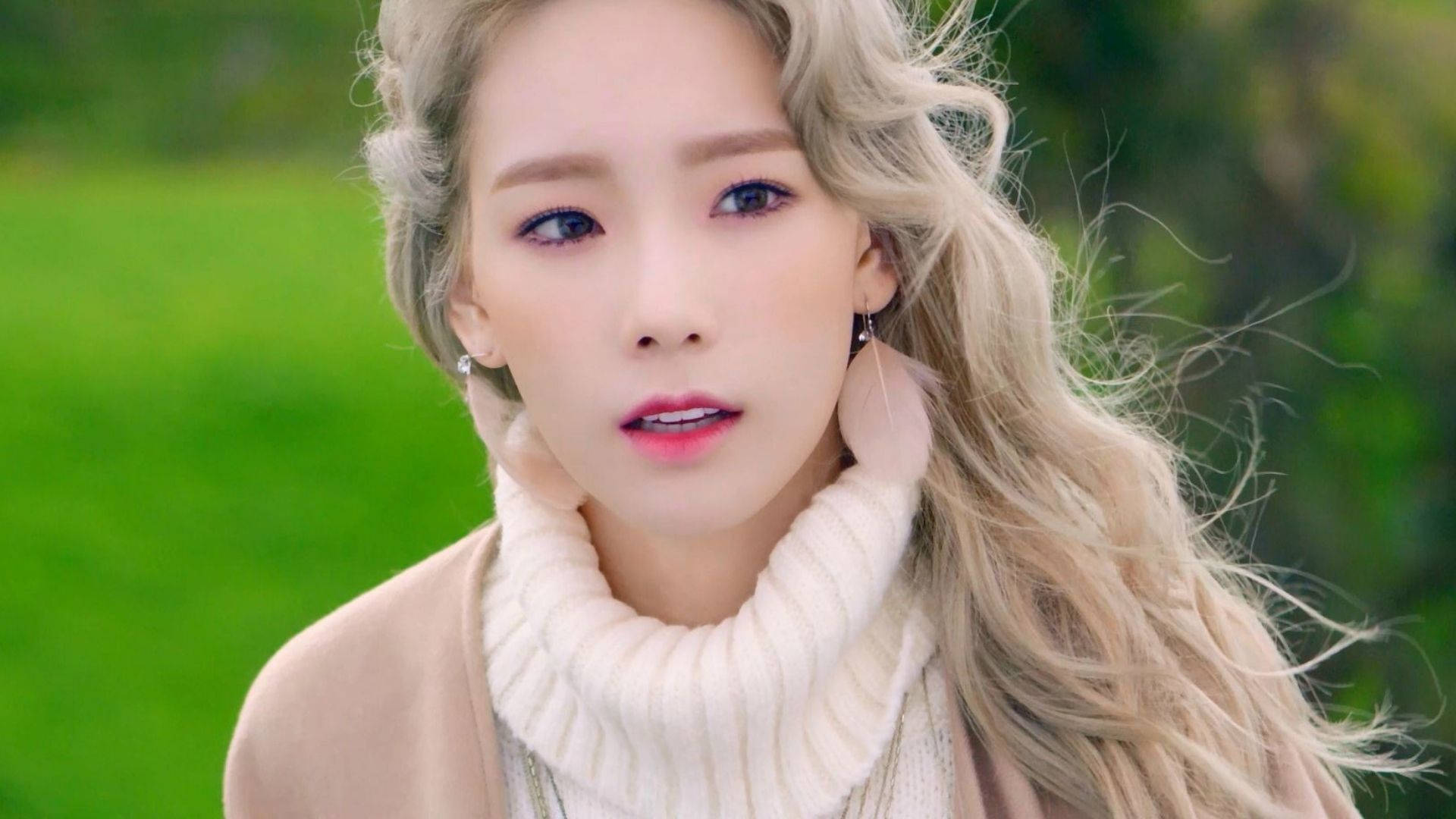 Blonde-haired Taeyeon Background