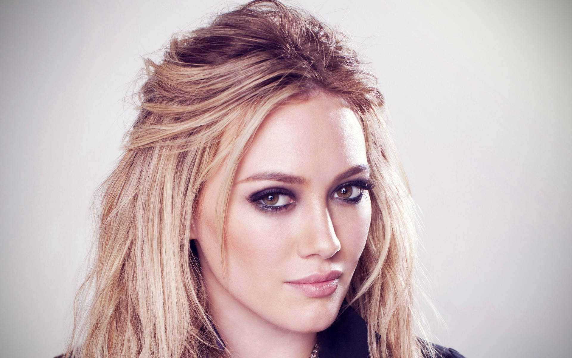 Blonde Hilary Duff With Eyeshadow Background