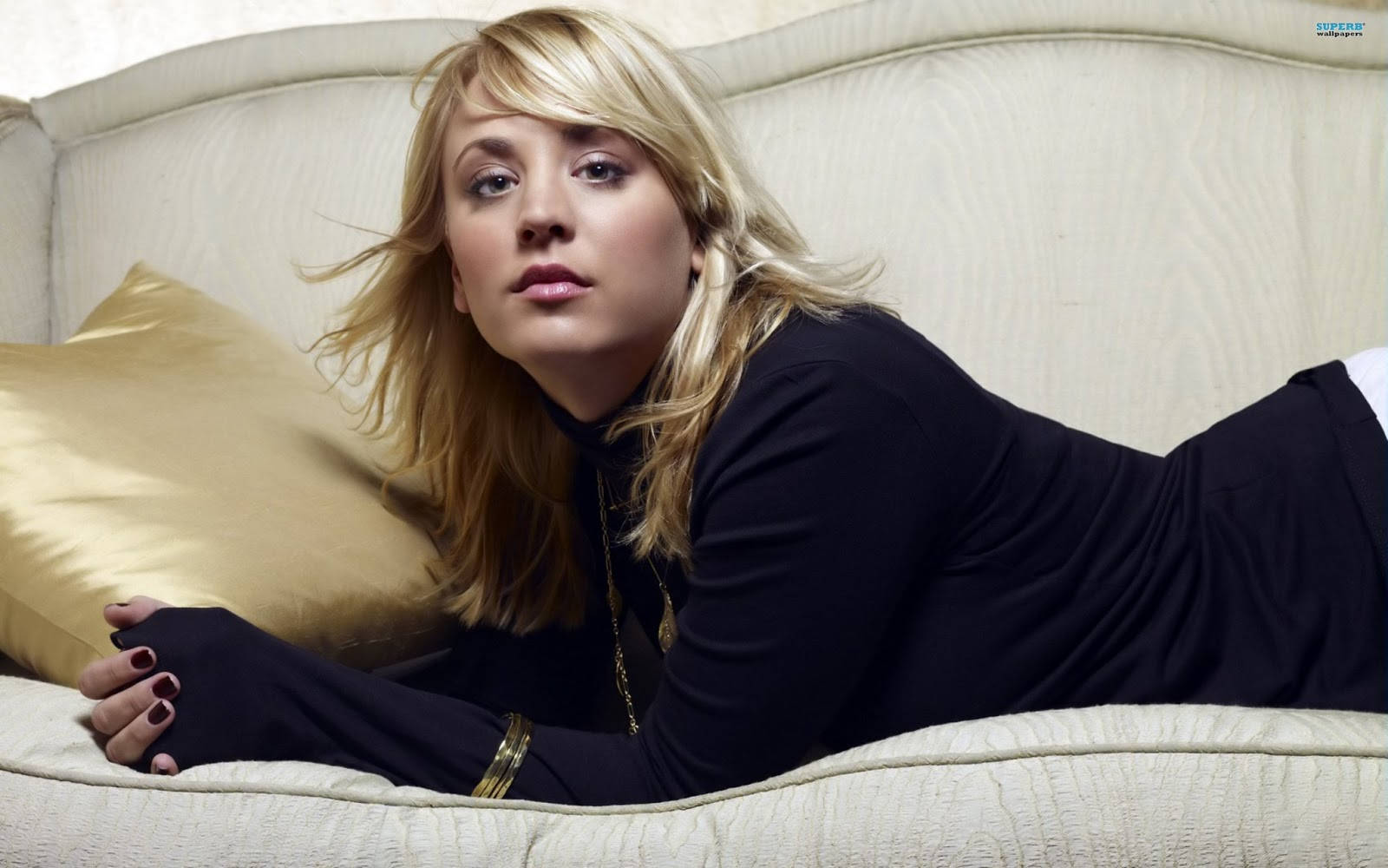 Blonde Kaley Cuoco On Couch