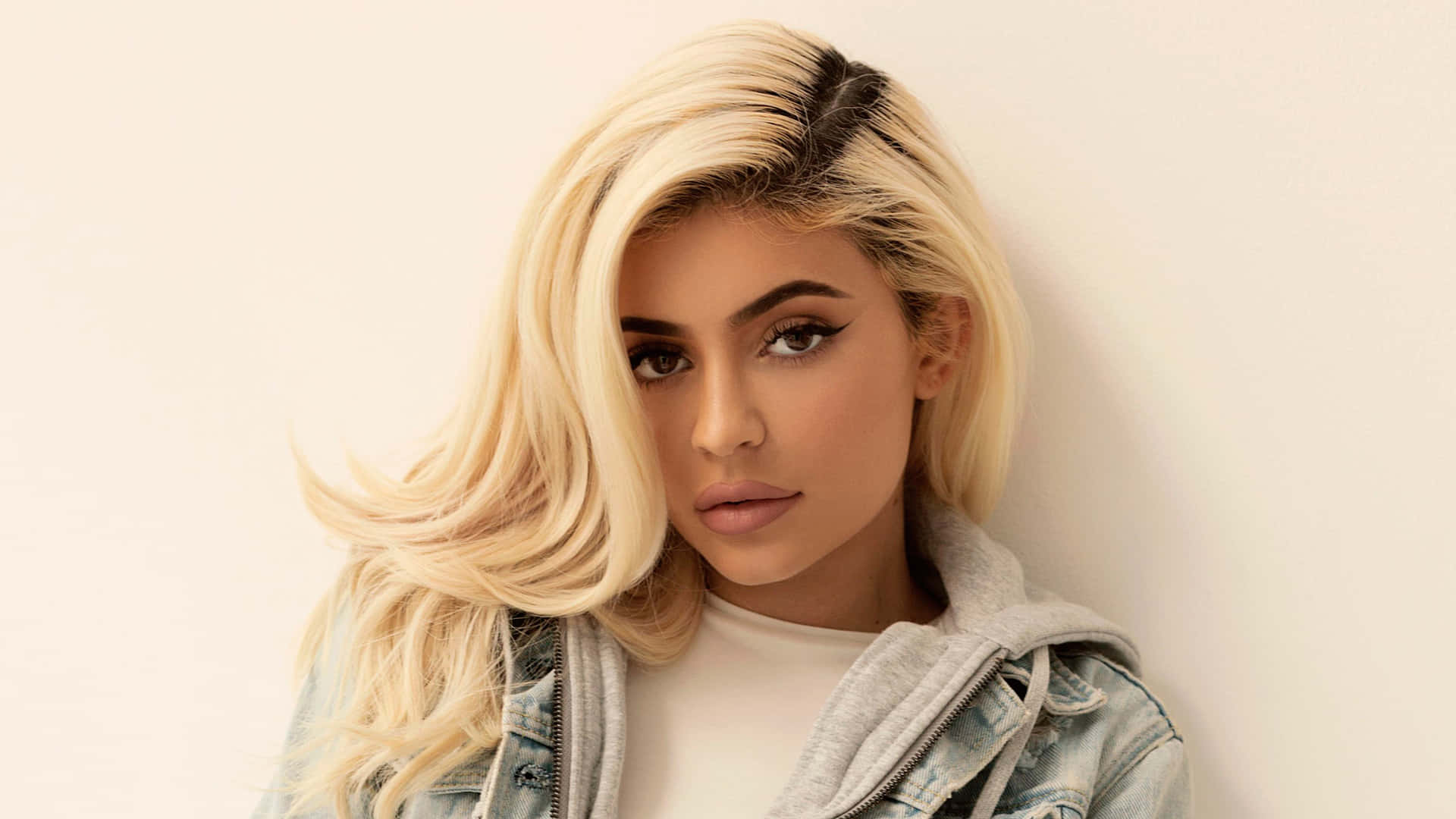 Blonde Kylie Jenner Background