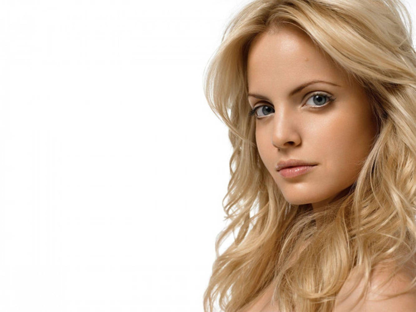 Blonde Mena Suvari Background