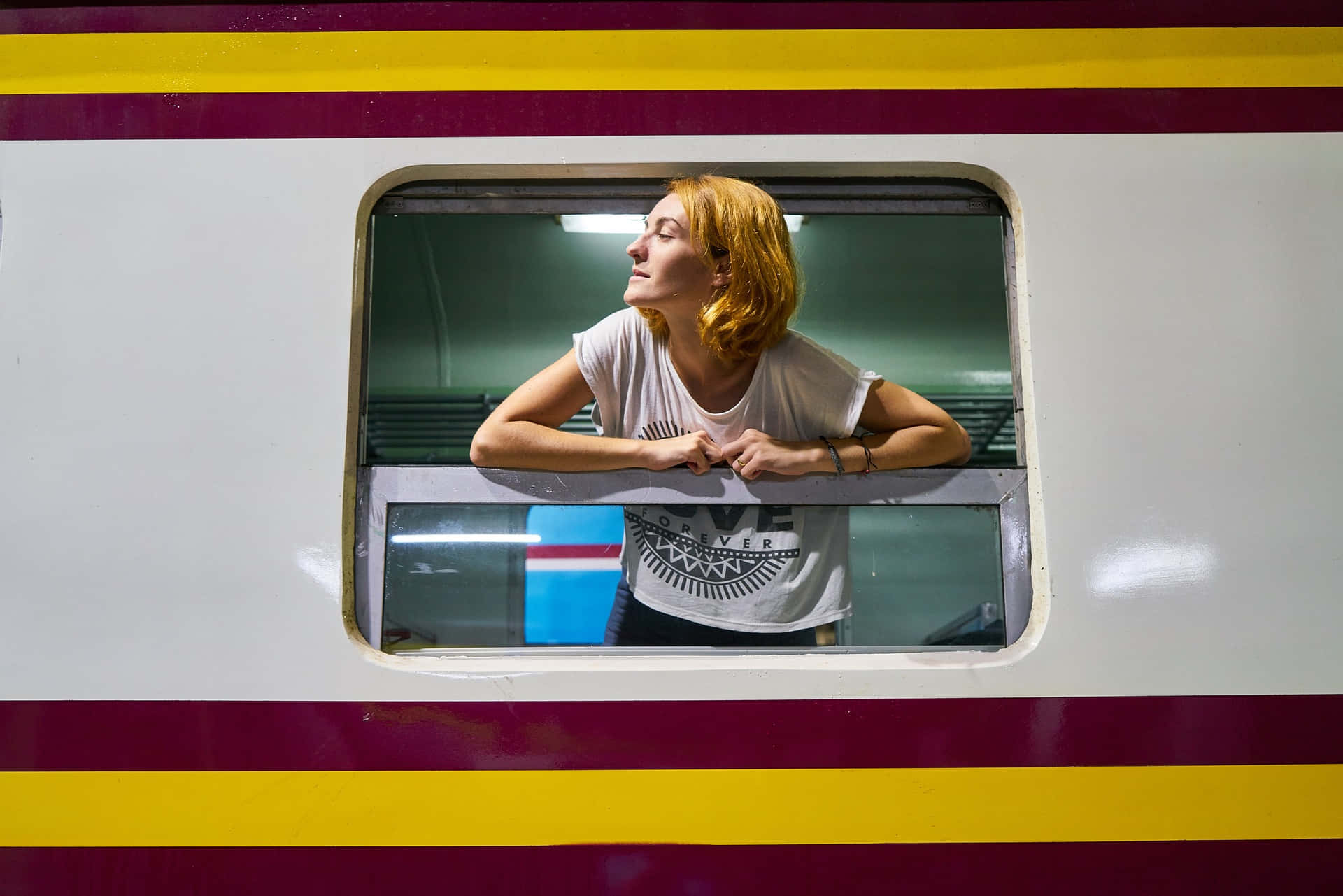 Blonde Mujer Soltera On A Train