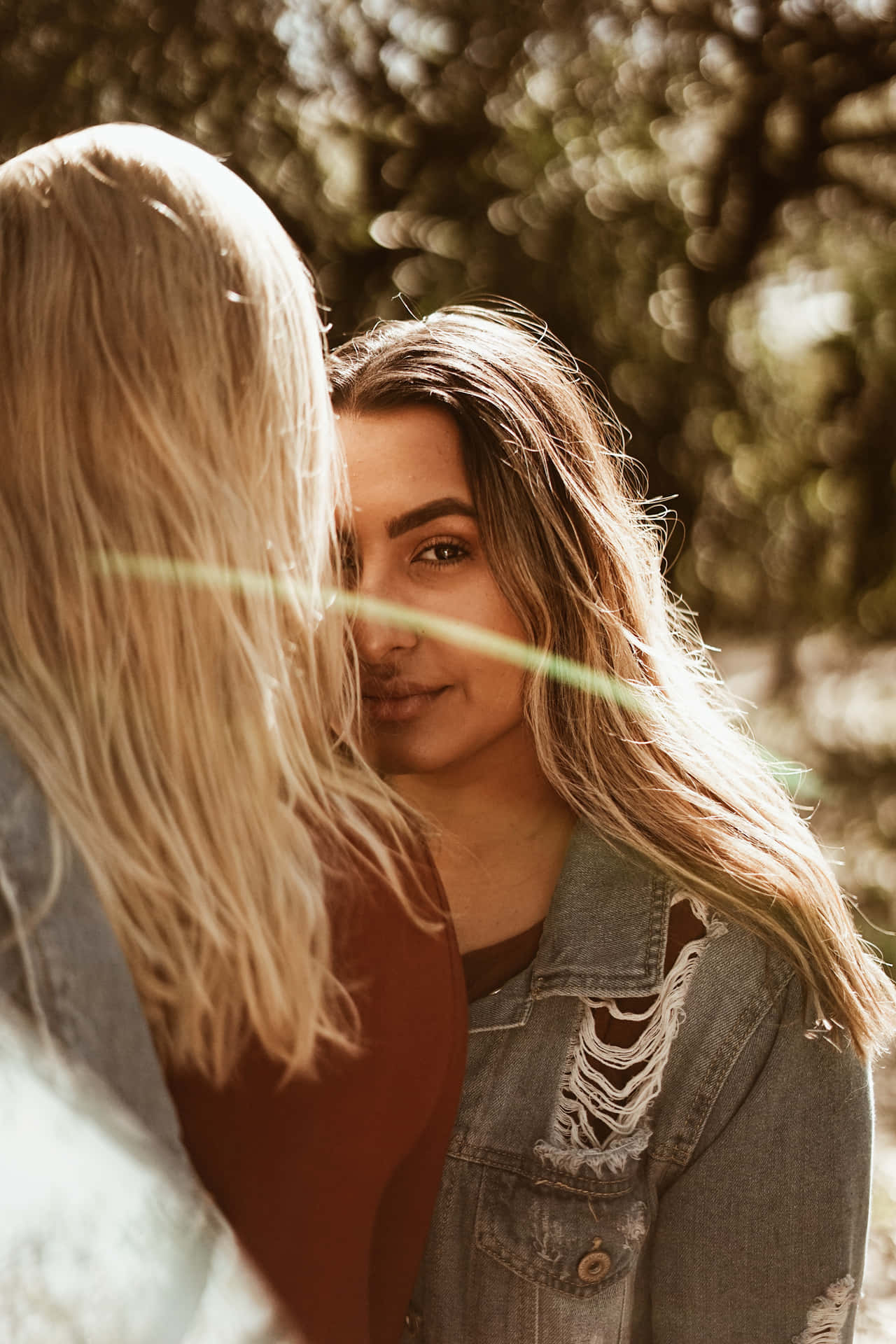 Blonde Mujeres Lesbianas Hugging Background