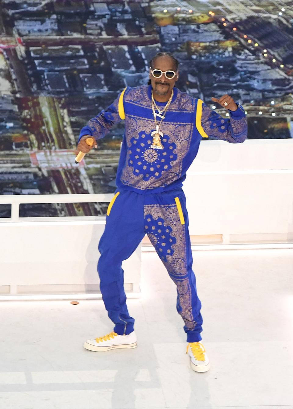 Blue Bandana Outfit Of Snoop Dogg Background