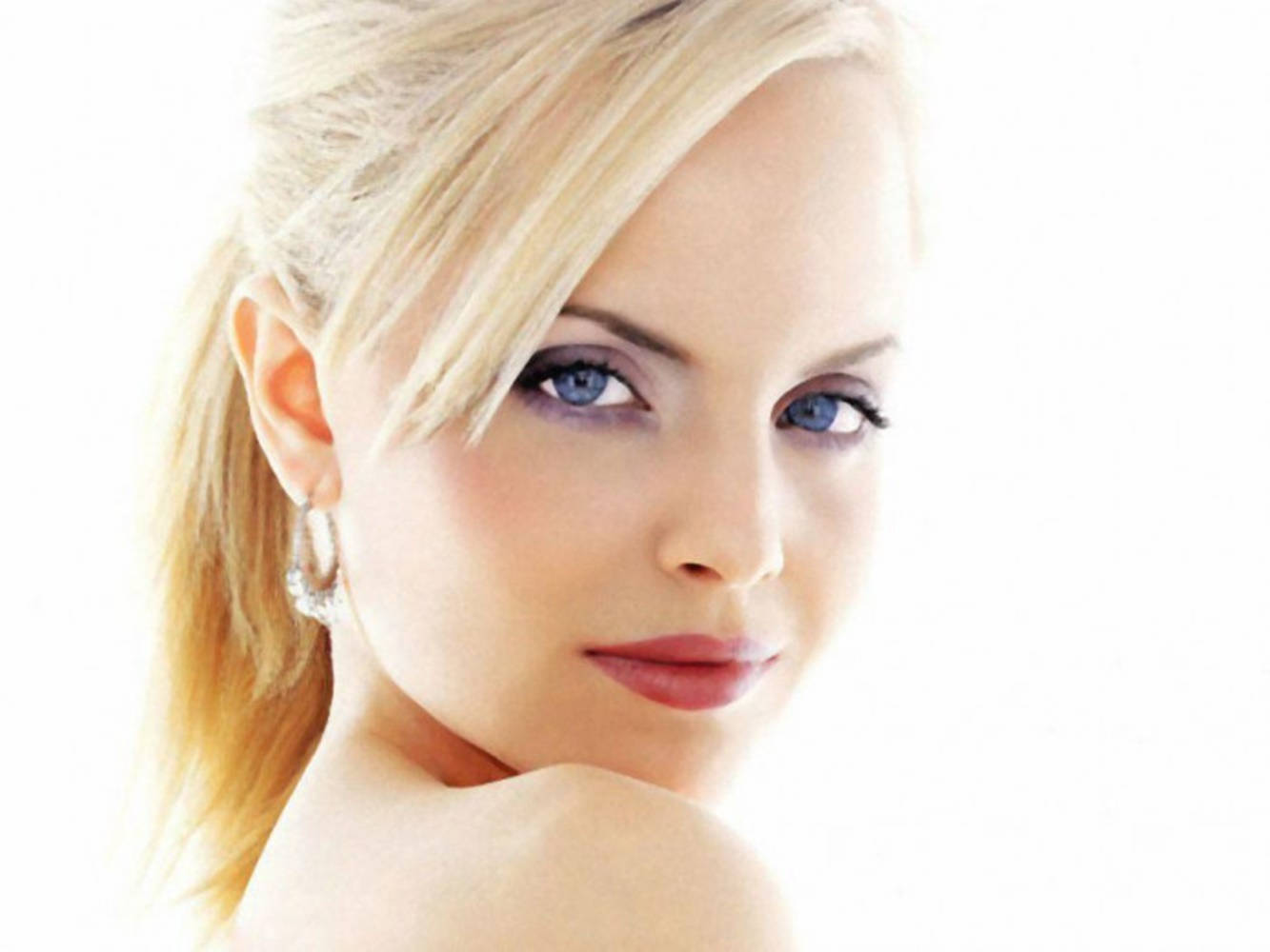 Blue-eyed Mena Suvari Background