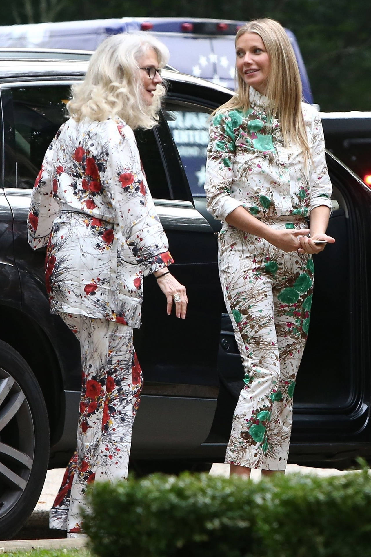 Blythe Danner Effortlessly Dressed In A Matching Outfit Background