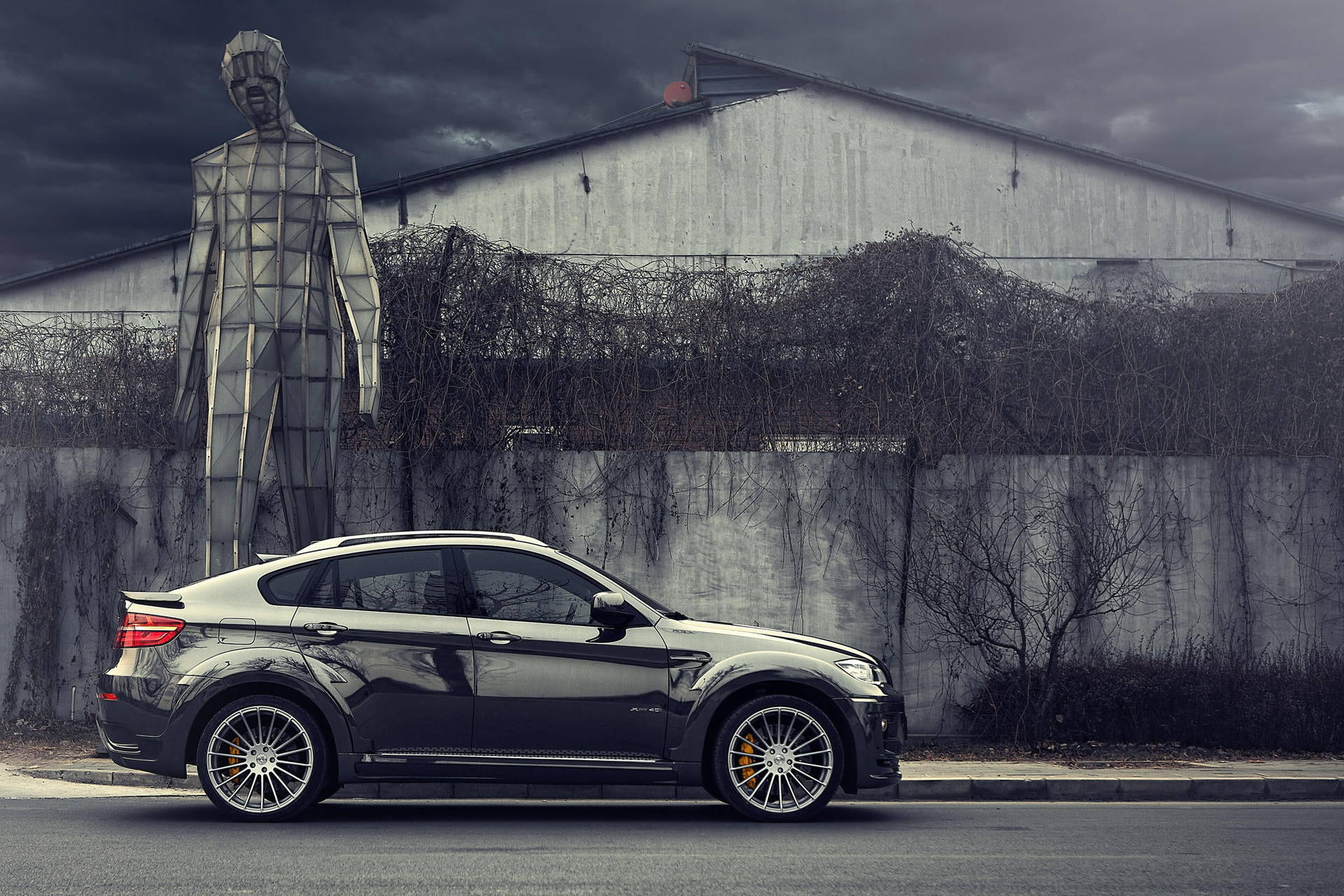 Bmw X6 M By A Sculpture Background