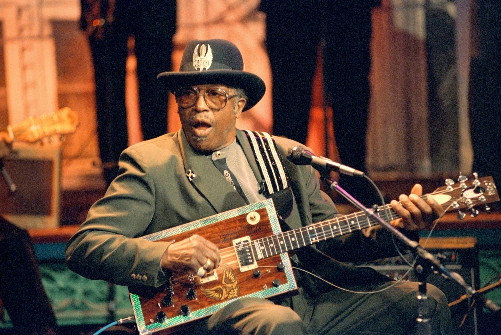 Bo Diddley Singing With Guitar Background