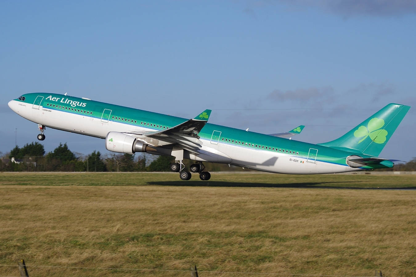 Boarding Aer Lingus Airplane Background