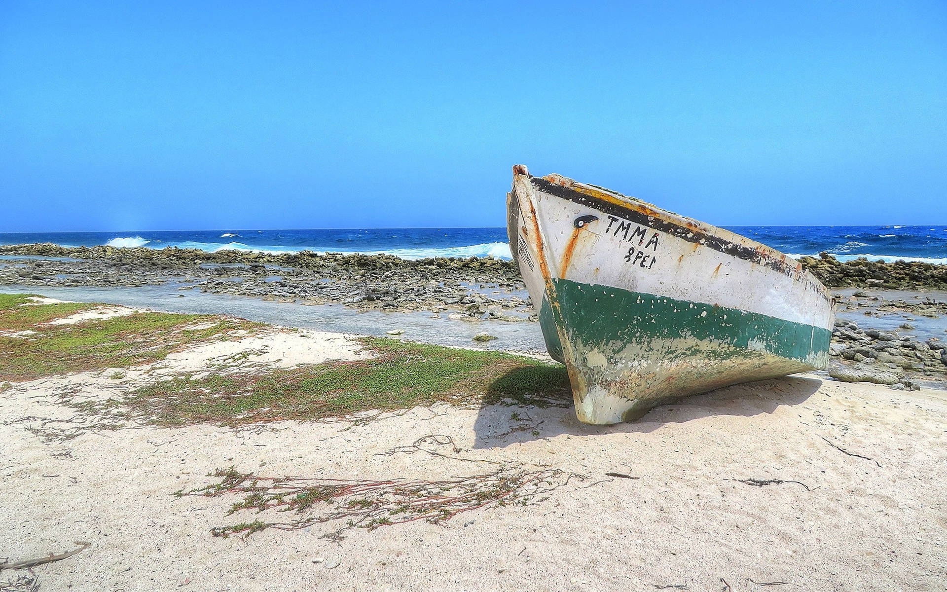 Boat At Aruba Baby Beach Background