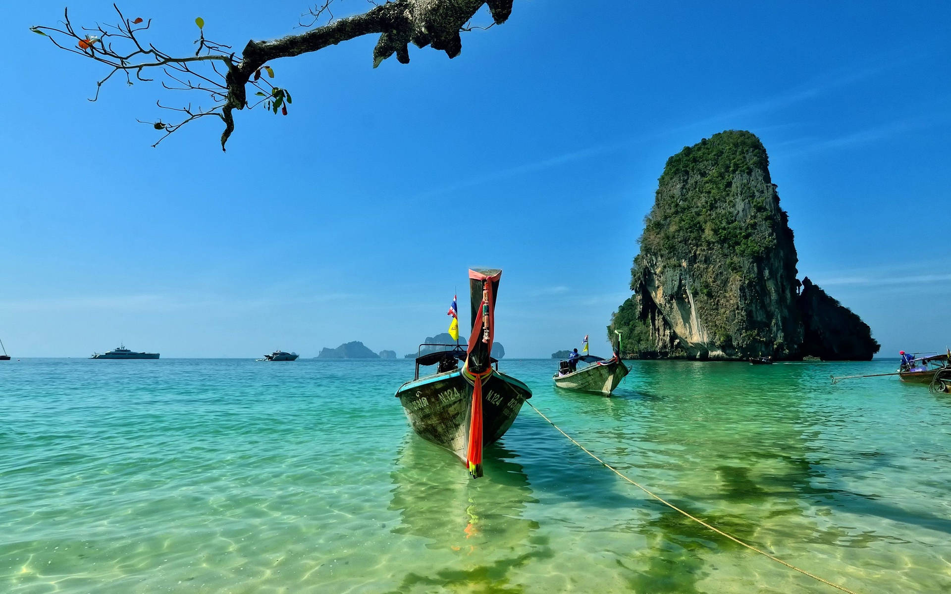 Boat In Clear Pattaya Beach Background