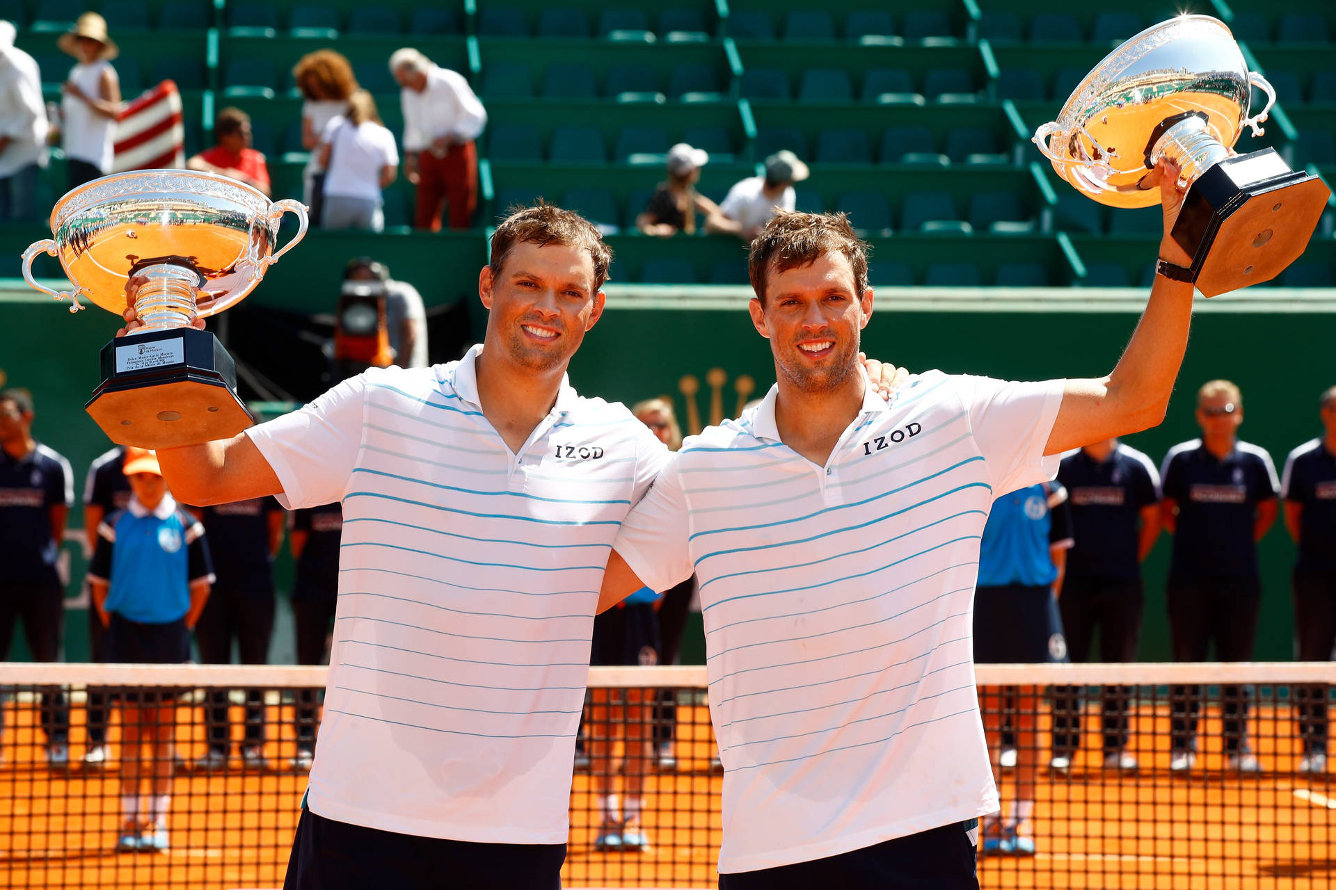 Bob Bryan Raising Trophy Background