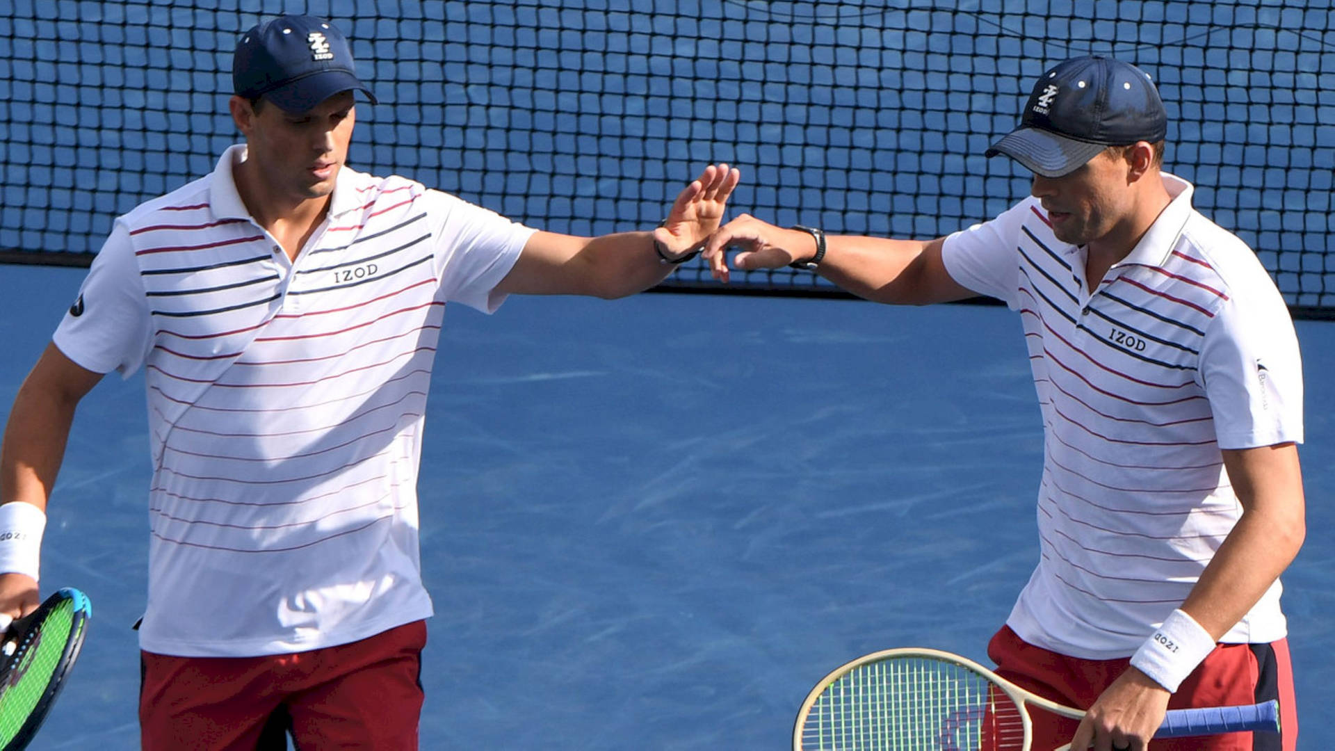 Bob Bryan Touching Hands With Twin