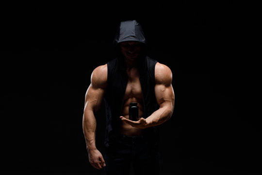 Bodybuilder In The Dark Hd Background