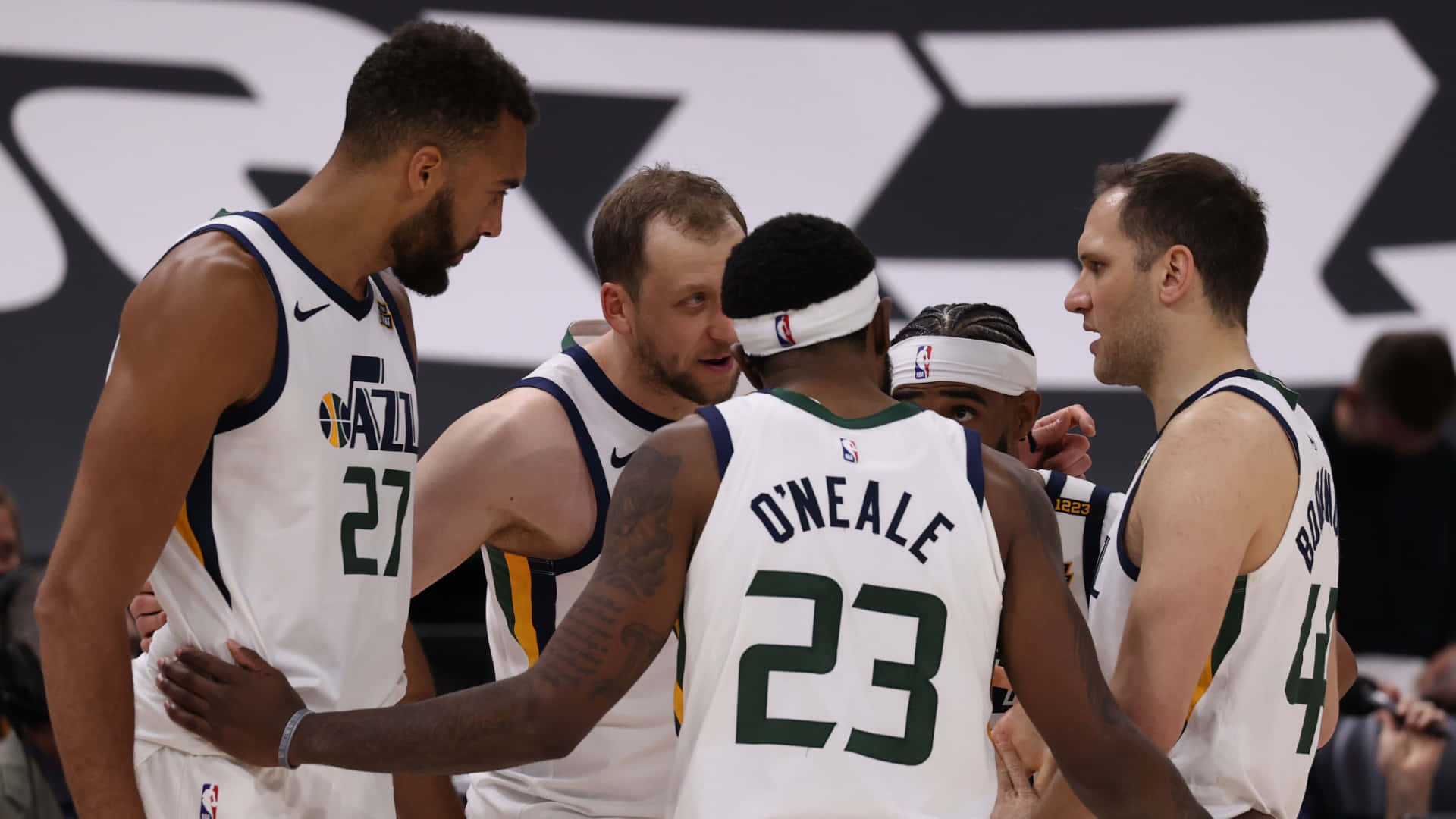 Bojan Bogdanovic With Utah Jazz Teammates Background