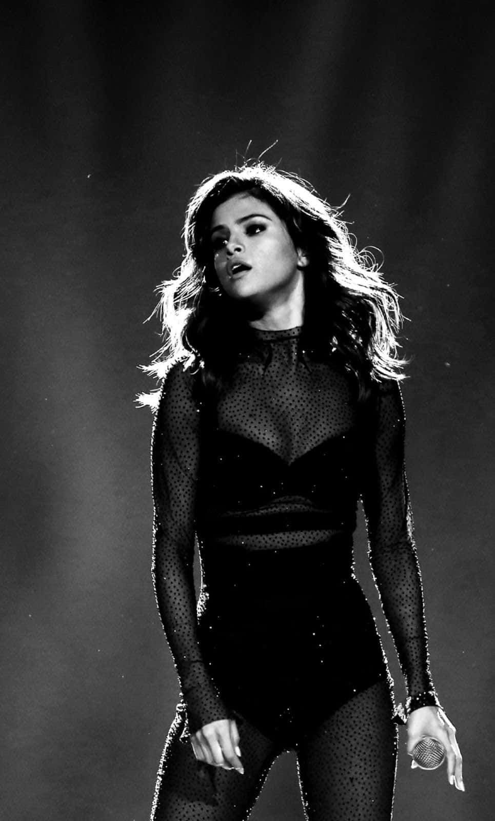 Bold And Beautiful - Selena Gomez Stuns While Using Her Iphone Background