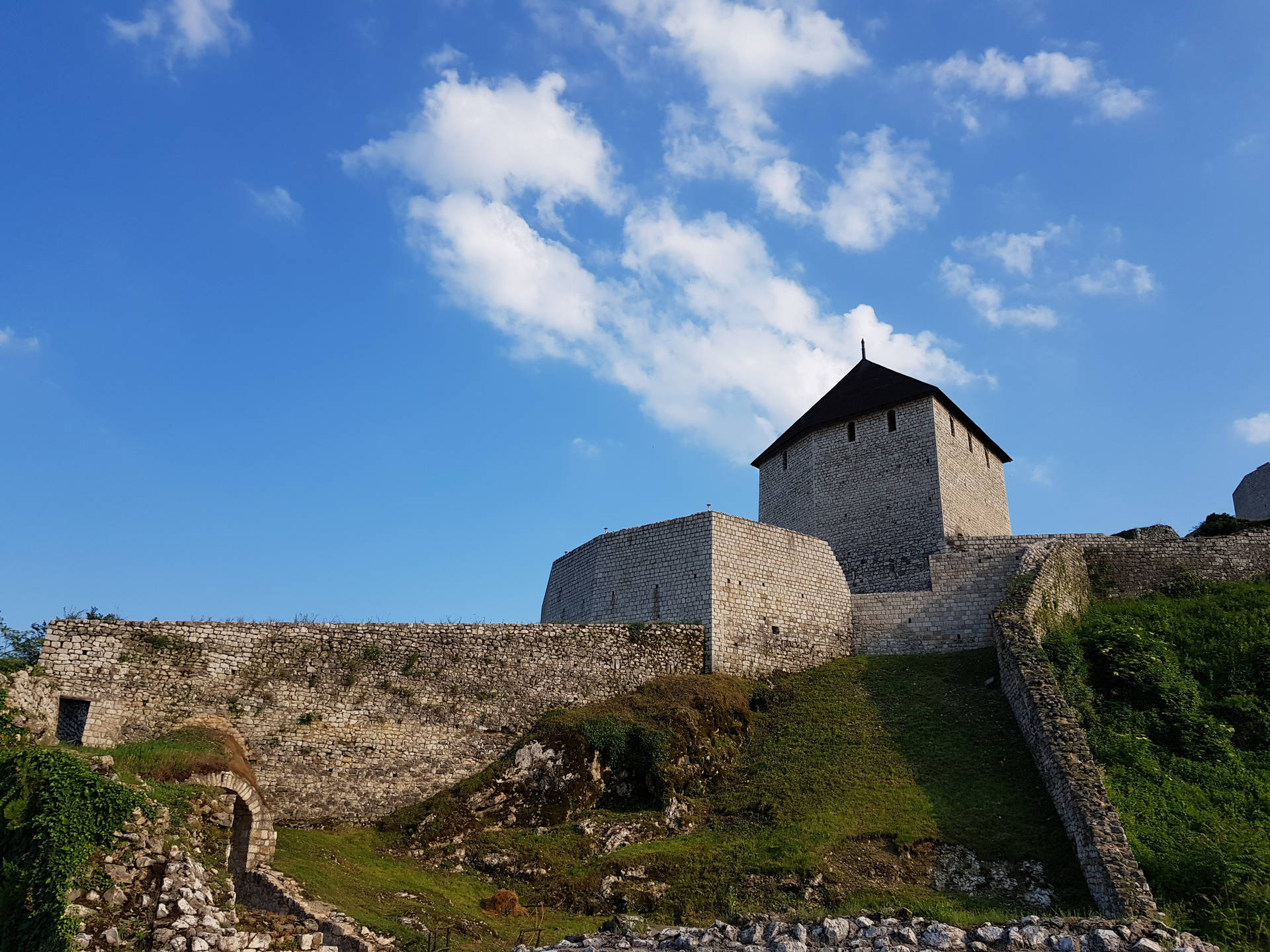 Bosnia And Herzegovina Tešanj Castle Background