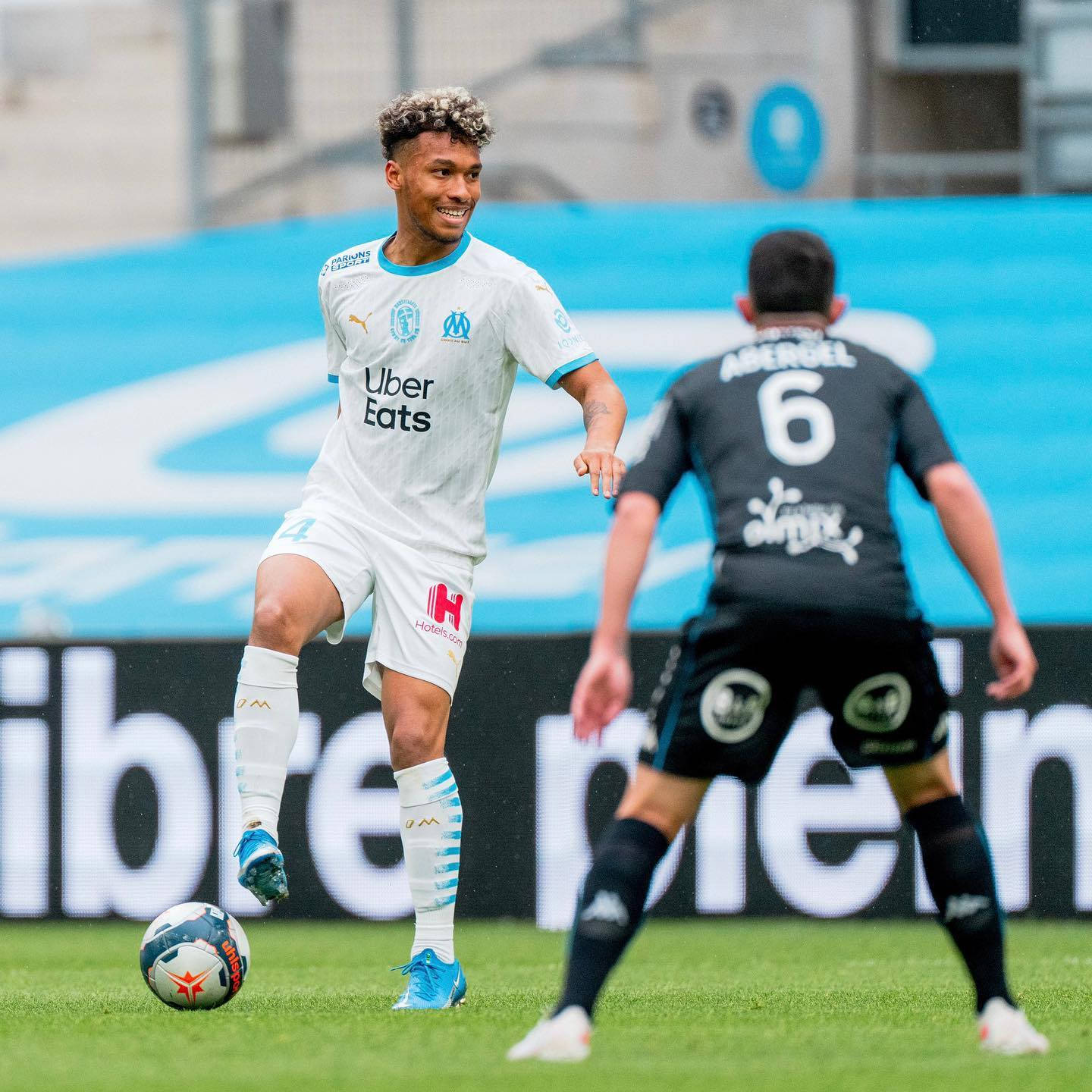 Boubacar Kamara Smiling And Defending Background