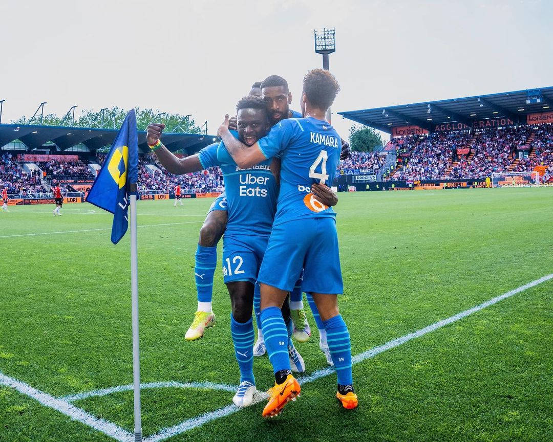 Boubacar Kamara With Team Celebrating Background