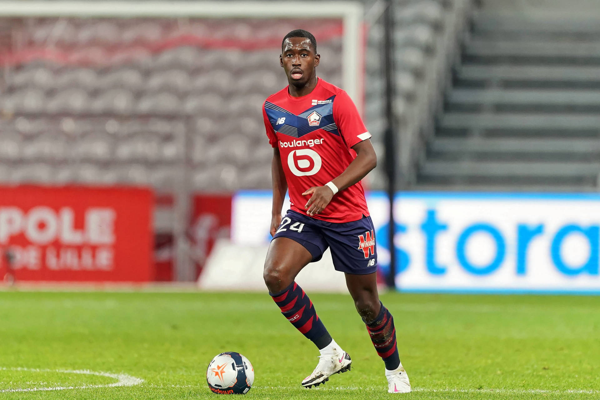 Boubakary Soumaré In Action On The Football Field Background