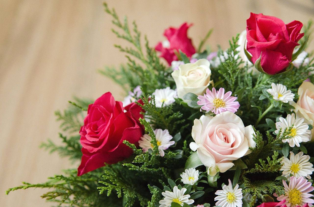 Bouquet Of Roses, Daisies, And Fern Background