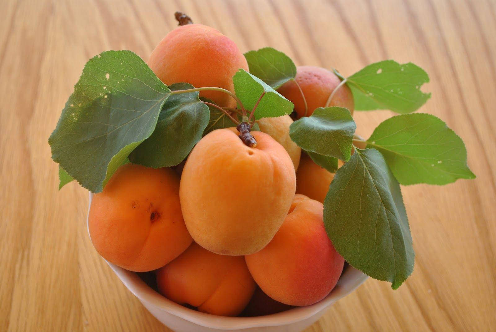 Bowl Of Apricot Fruits Background