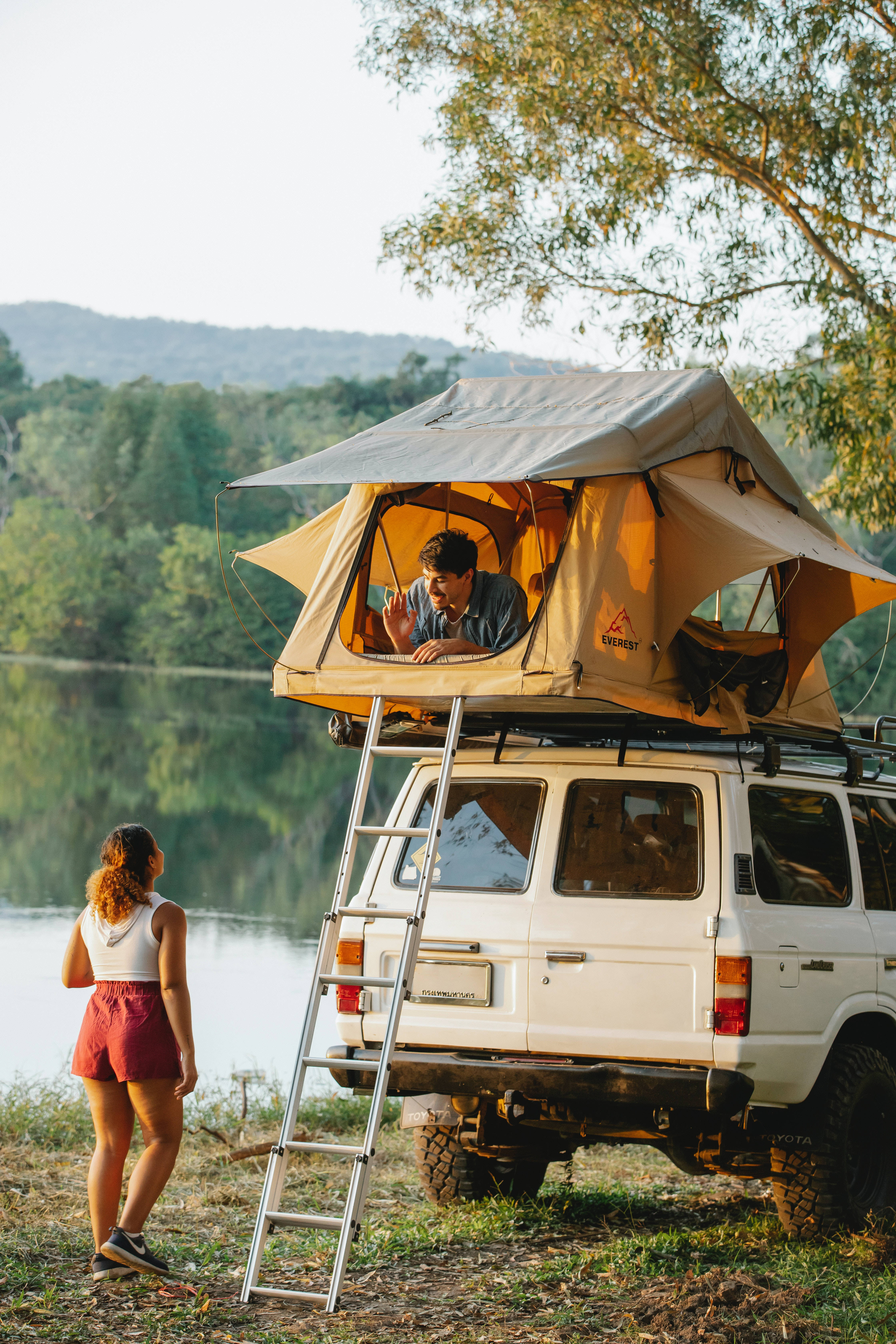 Boyfriend And Girlfriend Camping Background