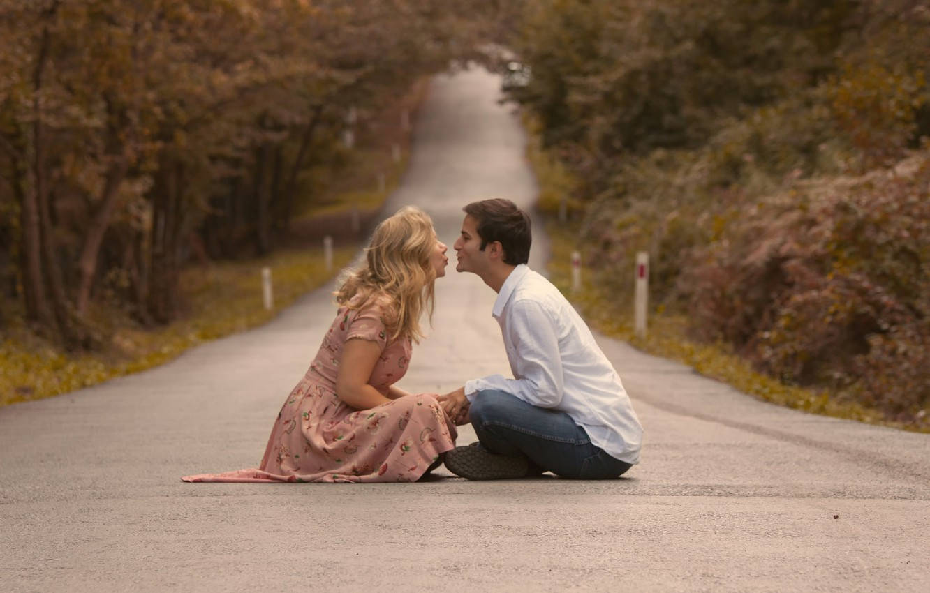 Boyfriend And Girlfriend Middle Of The Road Background