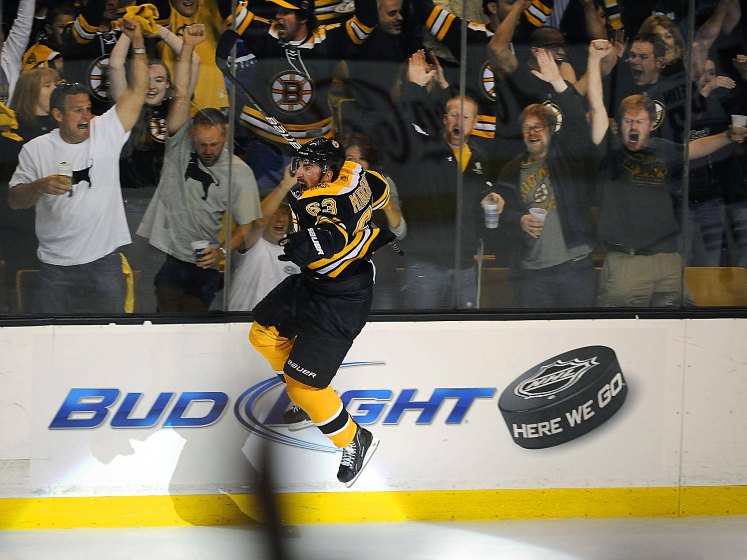 Brad Marchand Celebrating With The Crowd Background