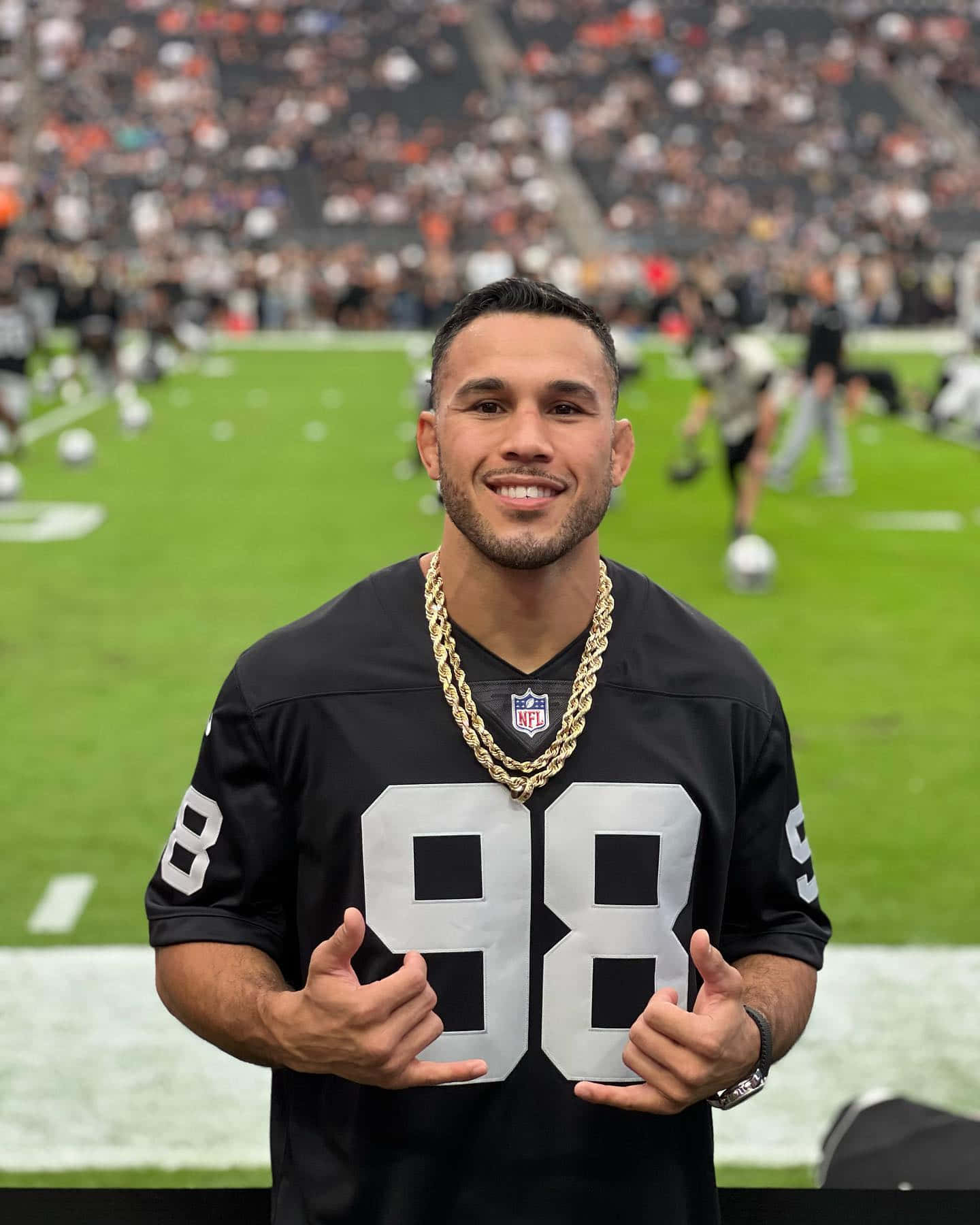 Brad Tavares Radiant Smile At A Live Match. Background
