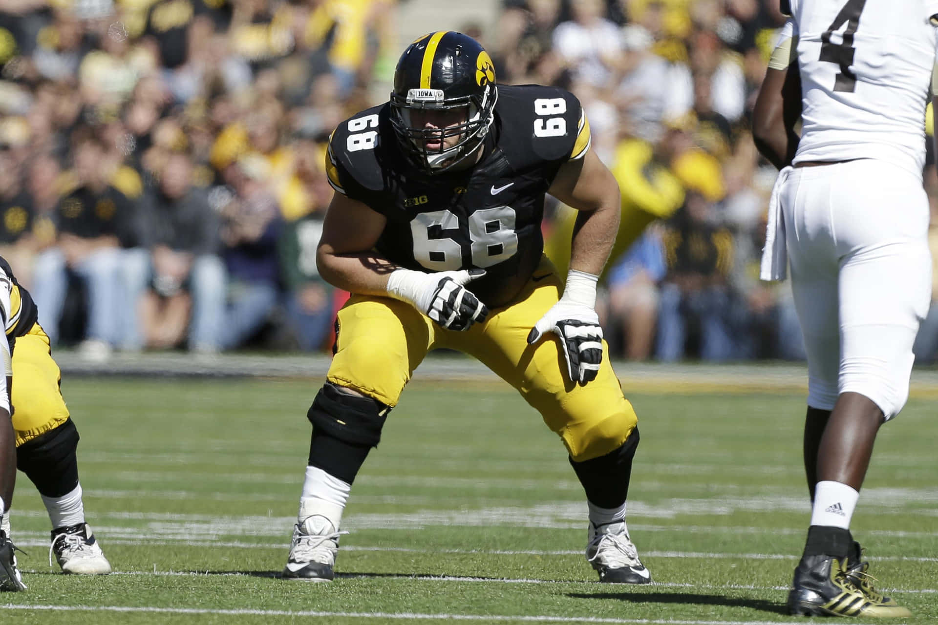 Brandon Scherff In Iowa Hawkeyes Football Against Western Michigan Background