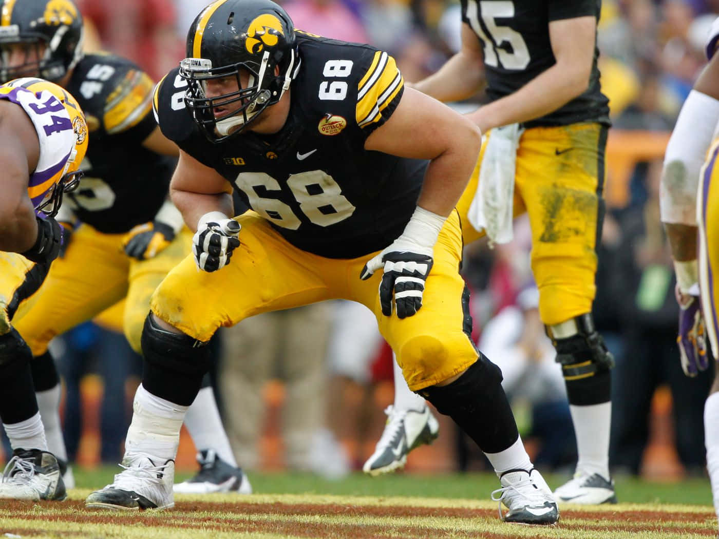 Brandon Scherff In Iowa Hawkeyes Football Team Background