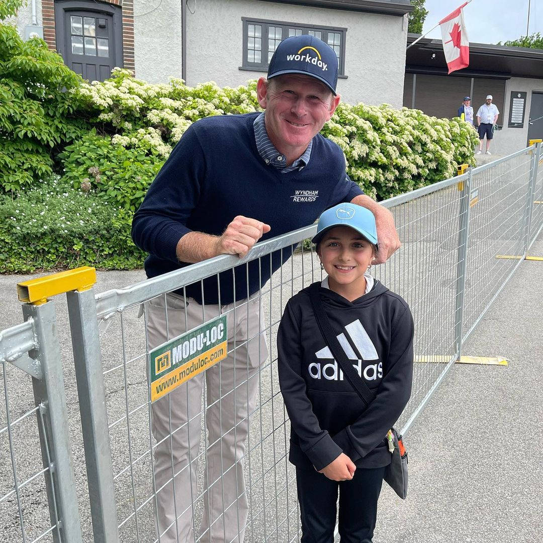 Brandt Snedeker Posing With Fan Background