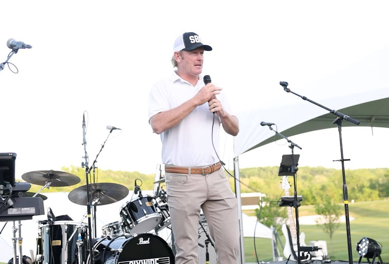 Brandt Snedeker Talking On Stage Background