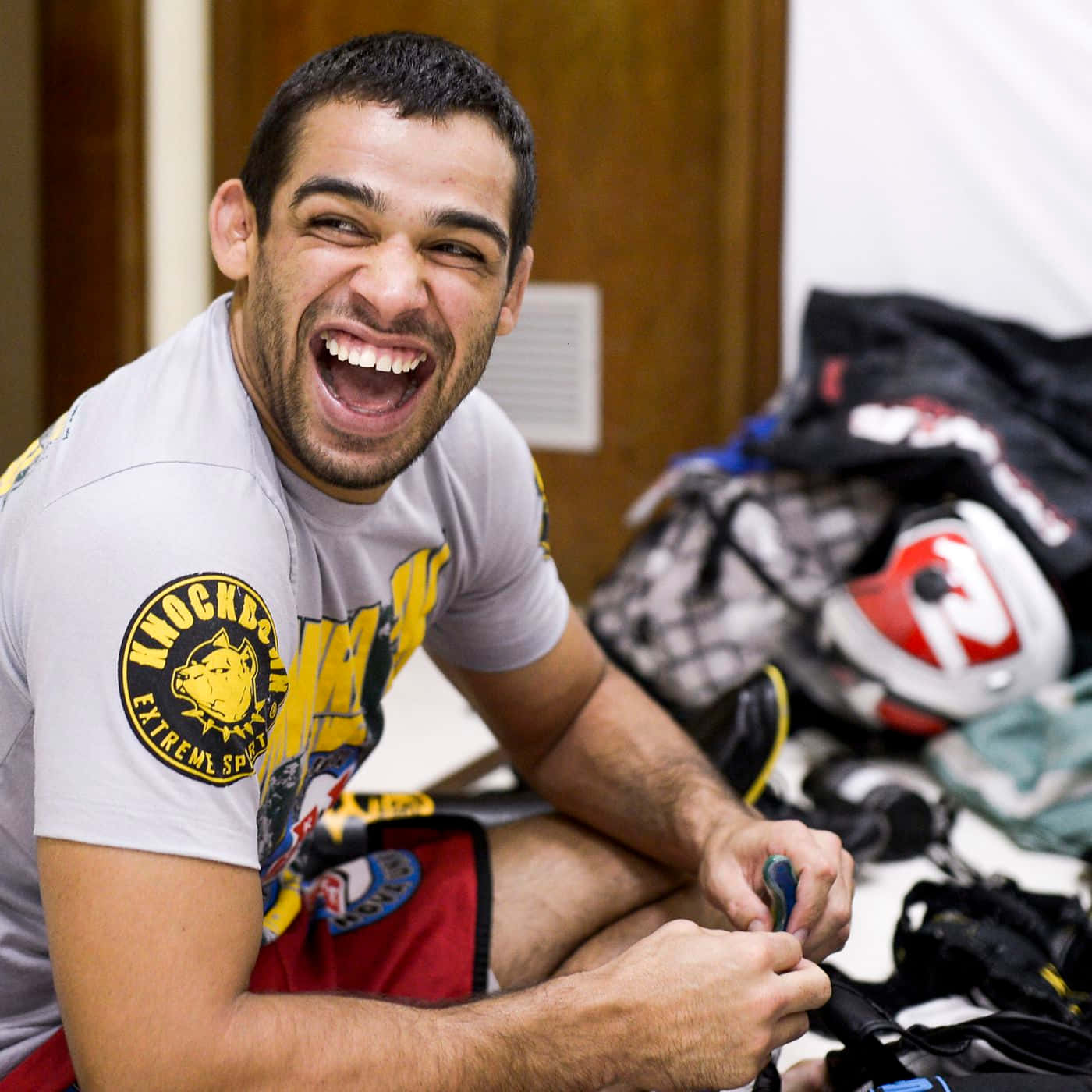 Brazilian Mixed Martial Artist Renan Barão Smile Background