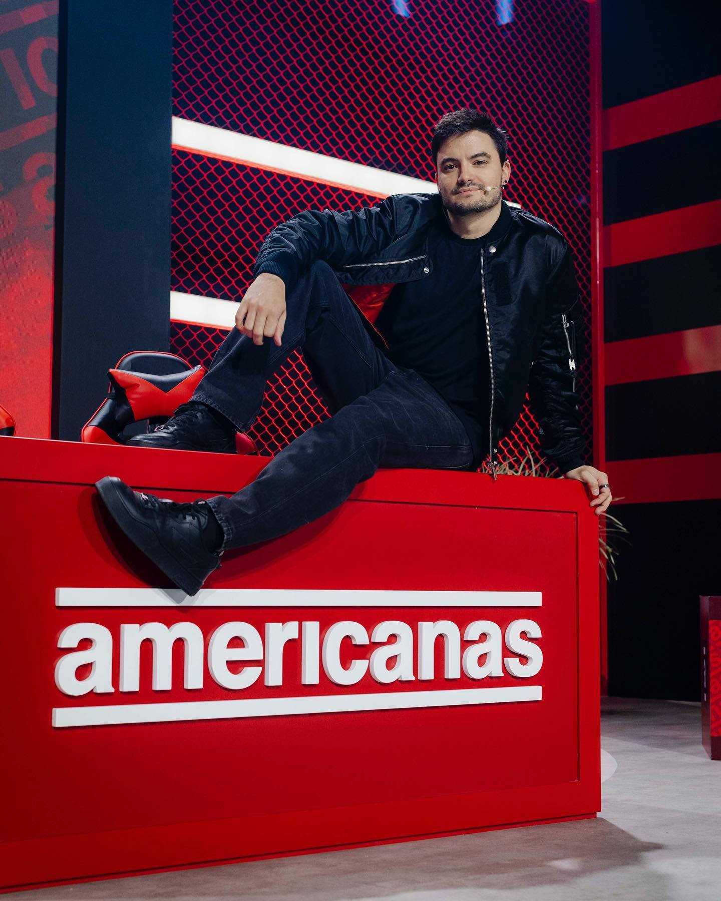 Brazilian Youtube Sensation Felipe Neto At Americanas Stall Background