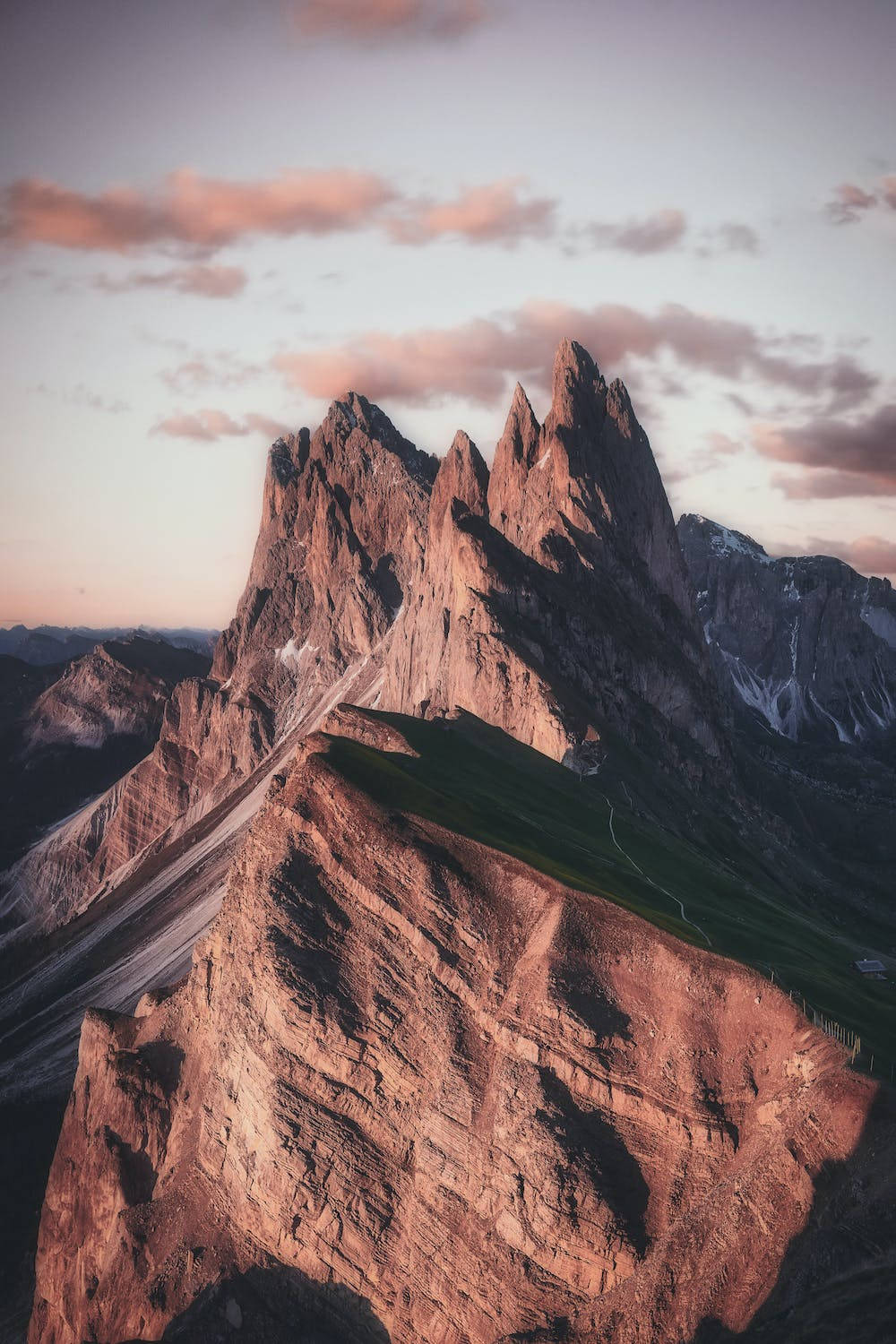 Breathtaking 4k Display Of Majestic Mountains On Iphone 11 Pro Background