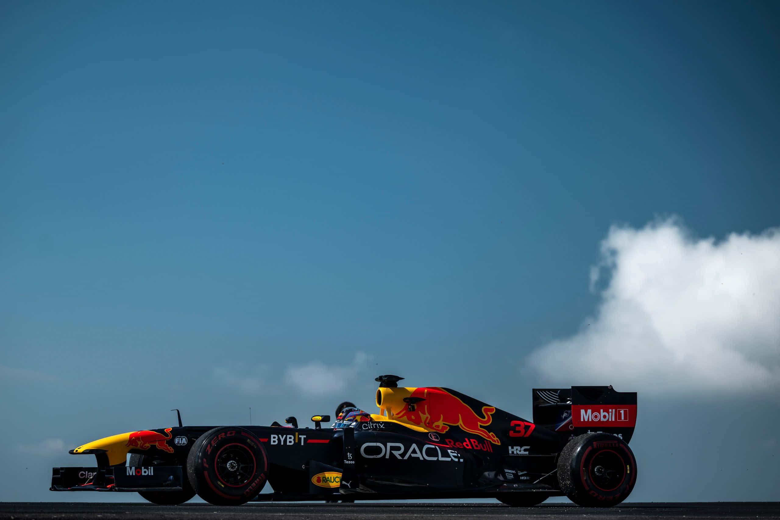 Breathtaking Action At The Formula 1 Race Background