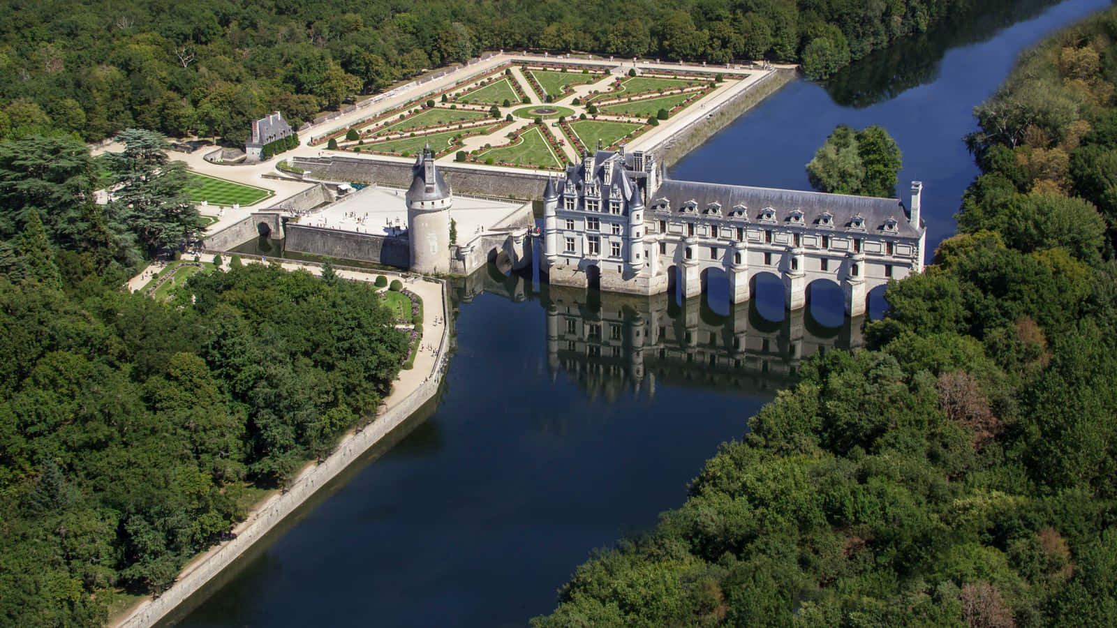 Breathtaking Aerial View Of Château De Chenonceau Background