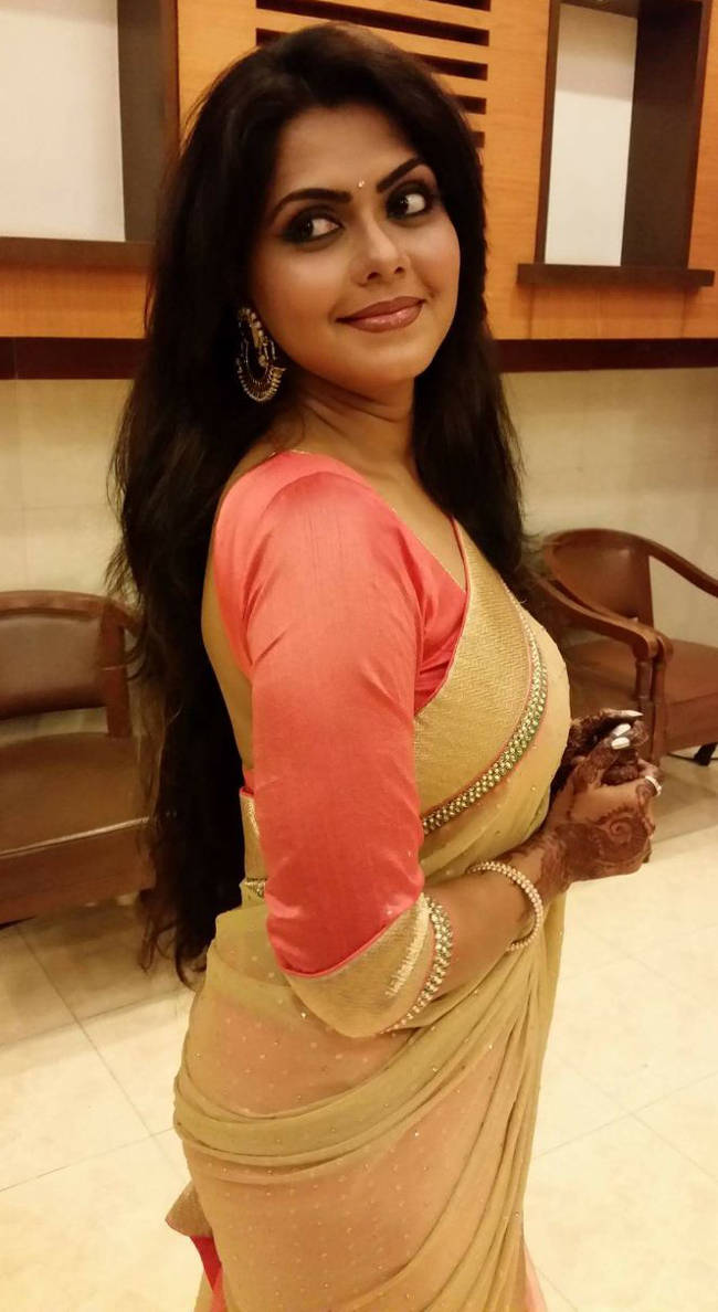 Breathtaking Bhojpuri Actress In Elegant Beige Saree Background