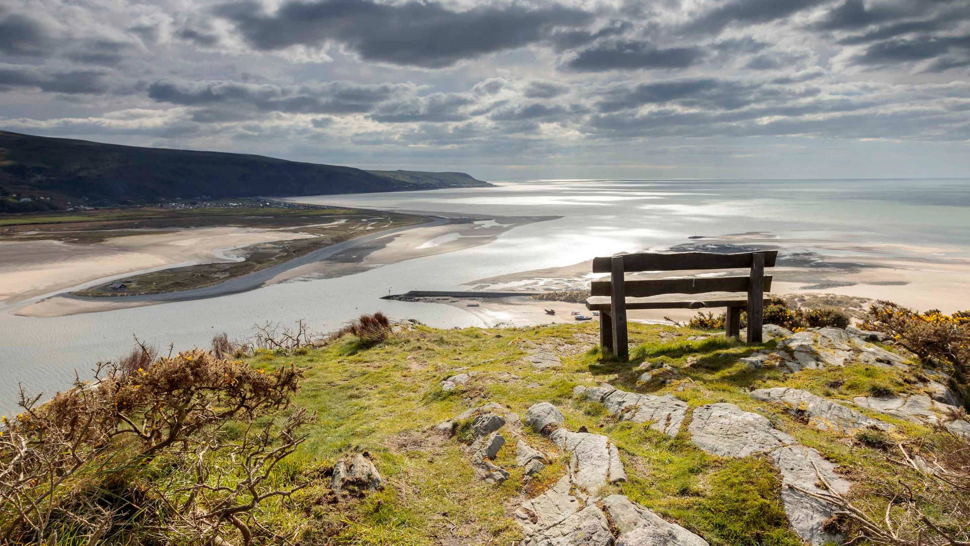 Breathtaking Panoramic View Of Afon Mawddach River In Wales Background