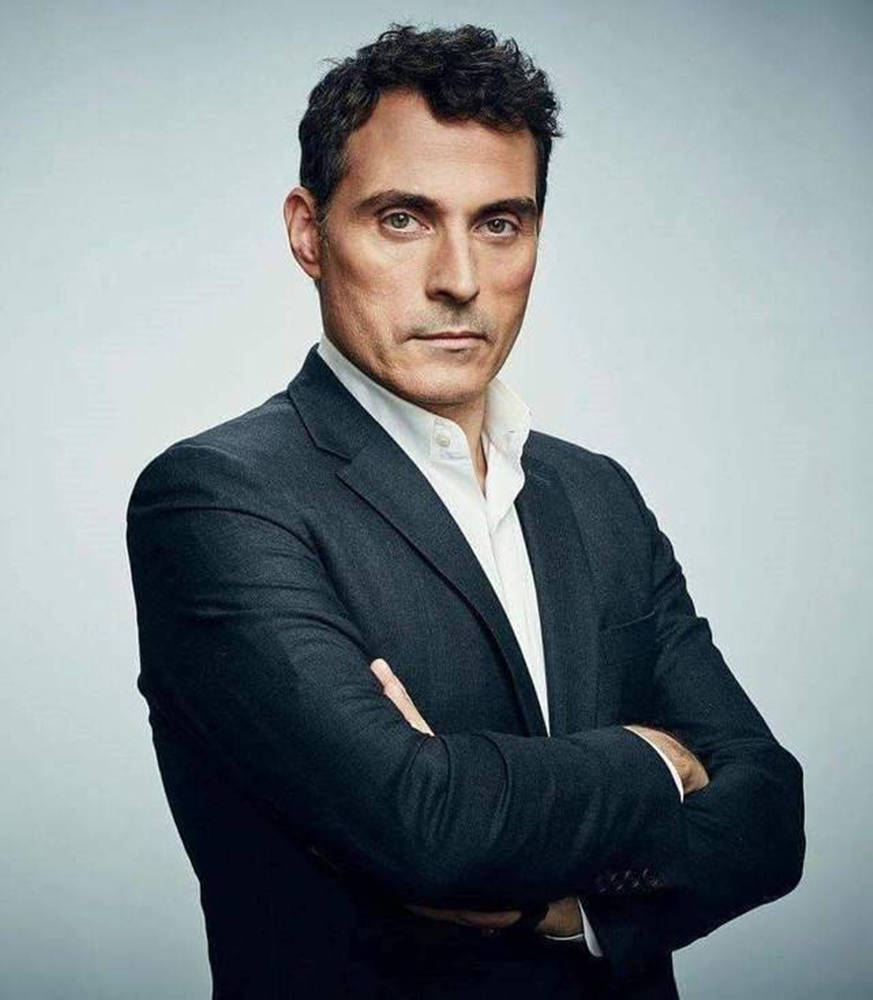 Breathtaking Portrait Of Renowned Actor Rufus Sewell Background