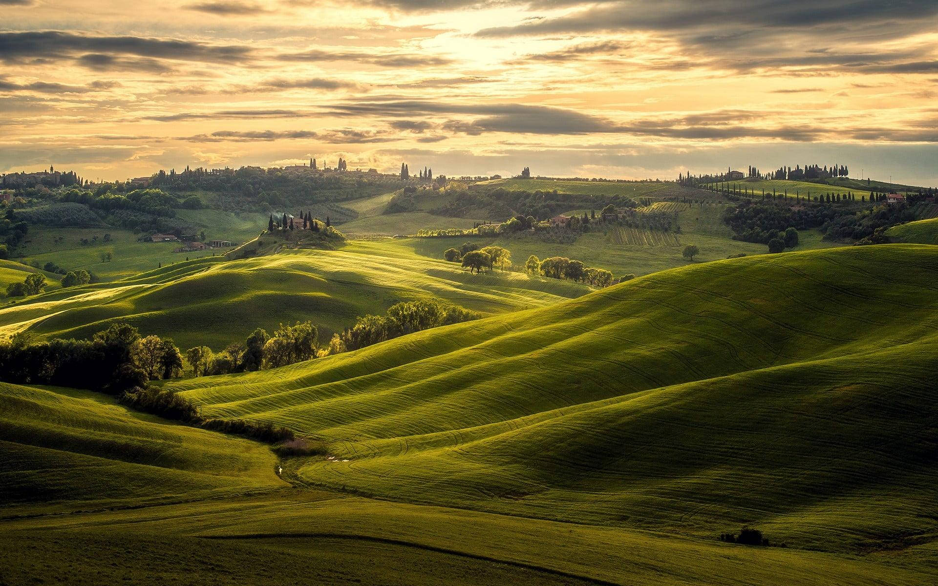 Breathtaking Rolling Hills Of Tuscany Background