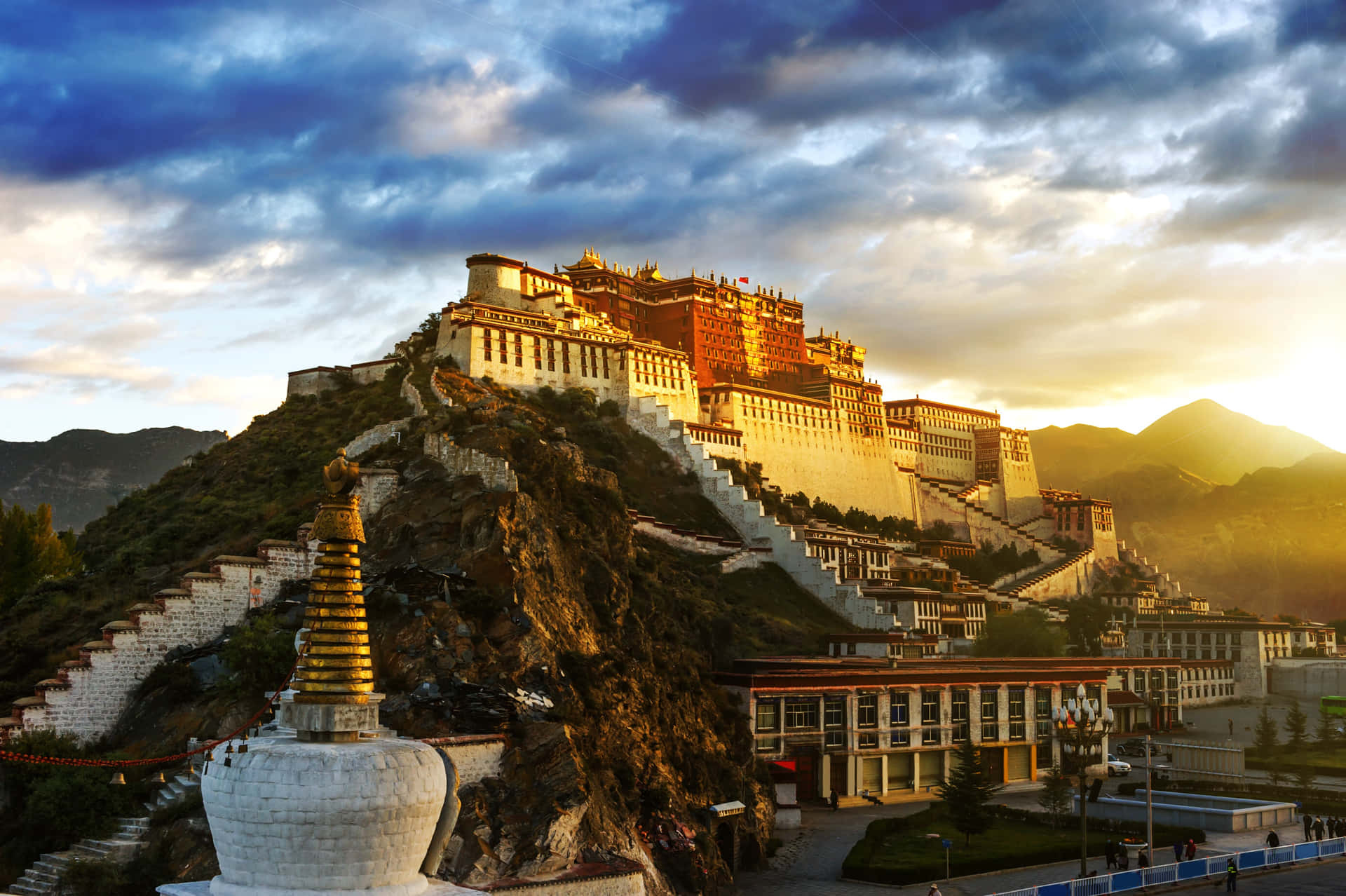 Breathtaking Sky And Sunset In Potala Palace, Lahasa