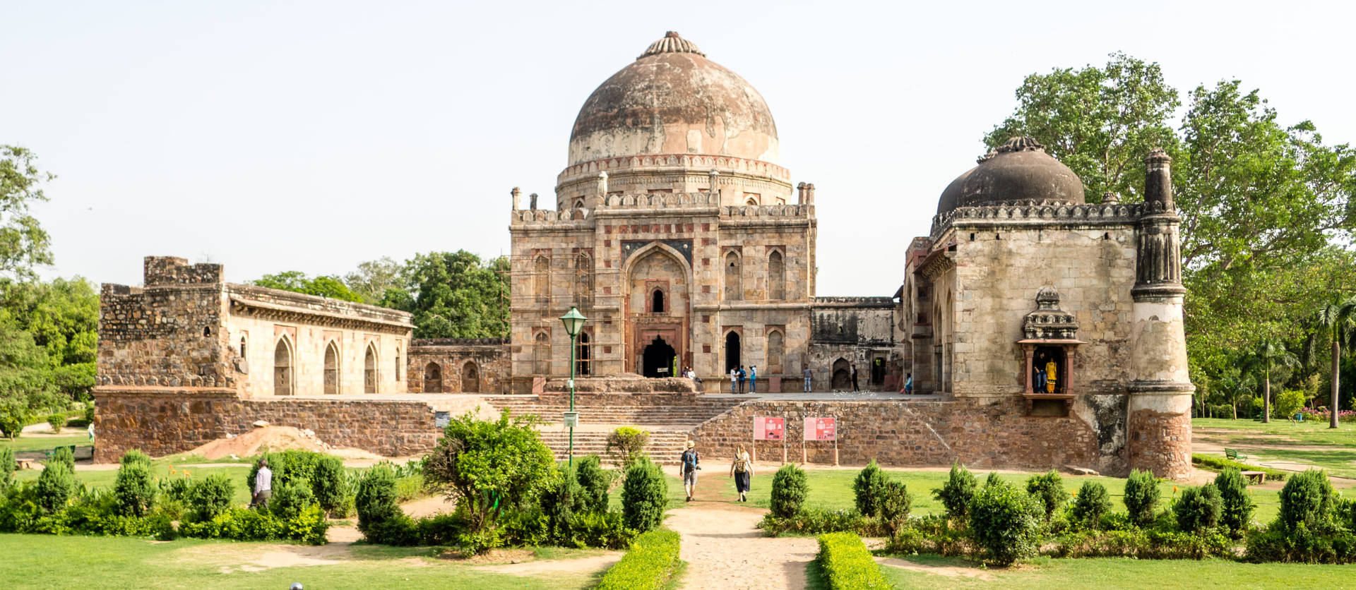 Breathtaking View Of Bara Gumbad In Lodhi Gardens, Delhi Background